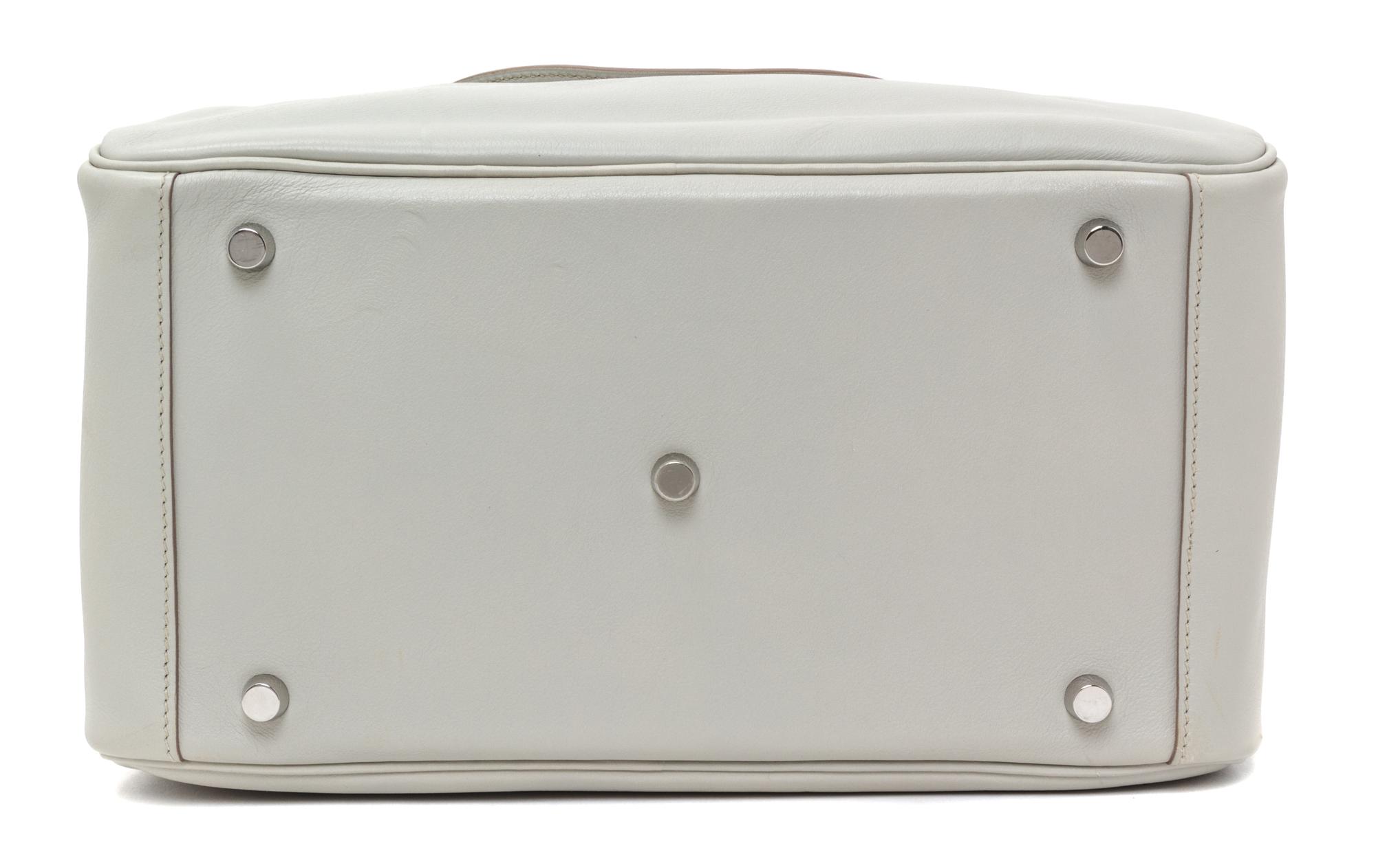 An Hermes Gris Pearle Swift Lindy 30 Handbag, 12" x 7.5" x 6.5".