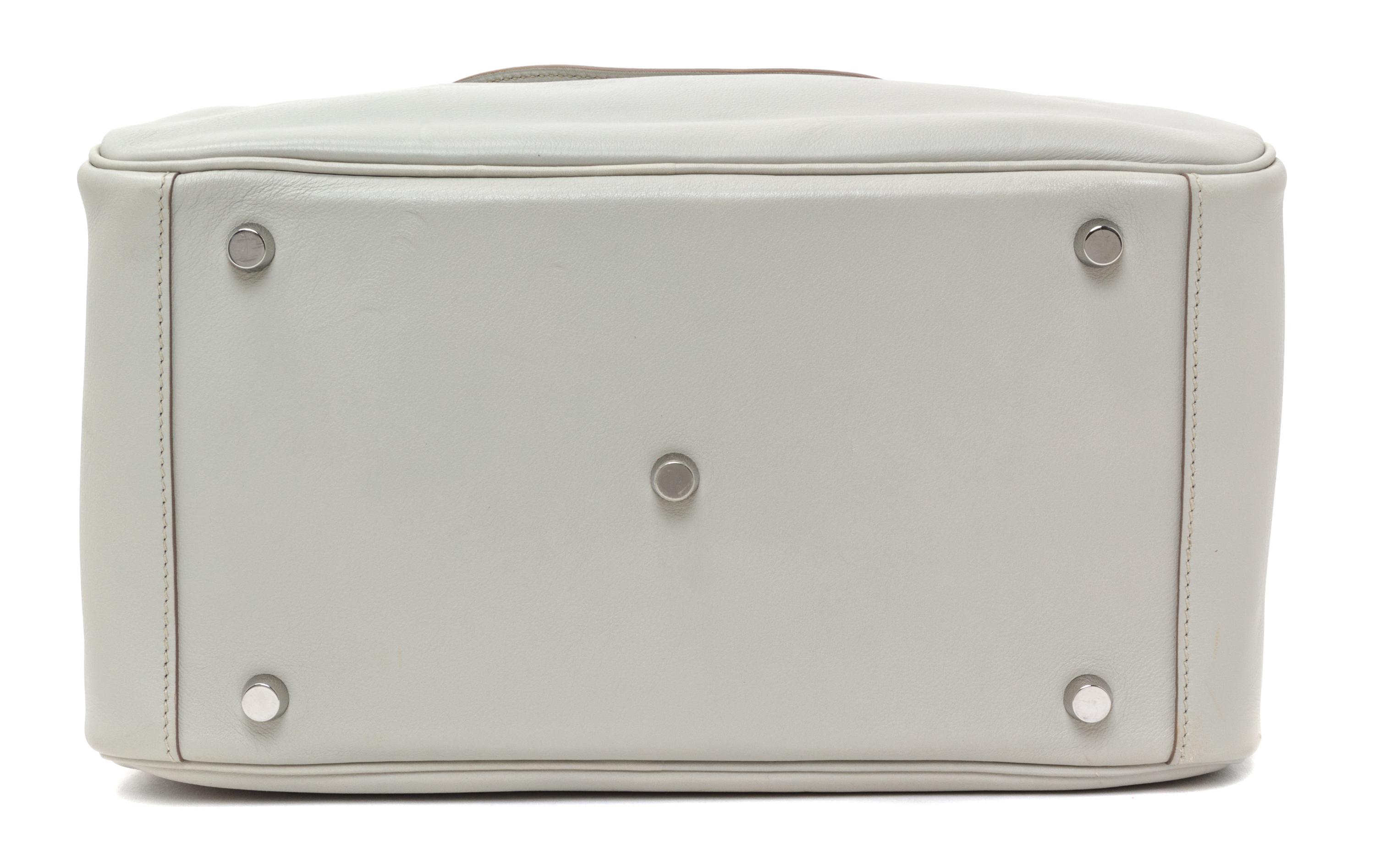 An Hermes Gris Pearle Swift Lindy 30 Handbag, 12" x 7.5" x 6.5".