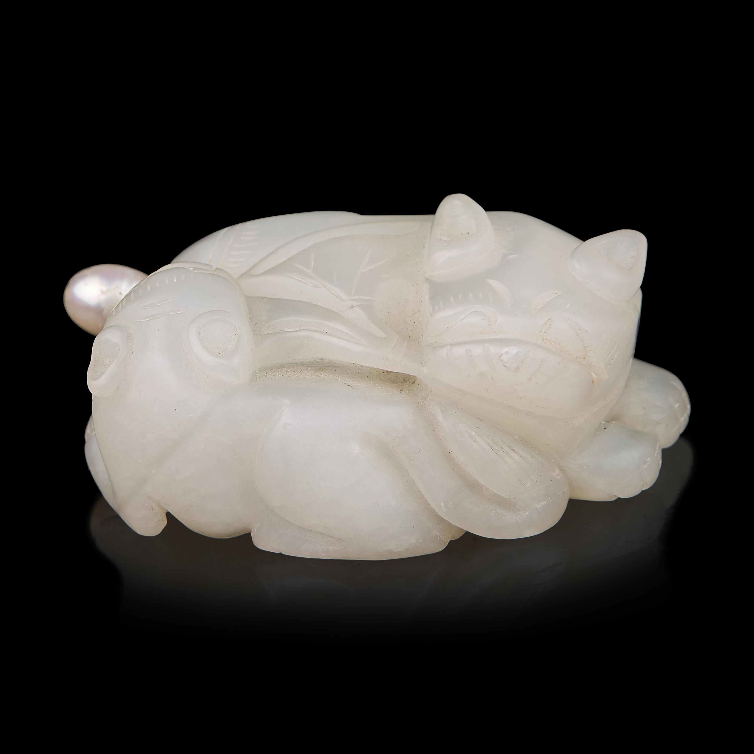Two Chinese Jade Snuff Bottles, Late Qing Dynasty 晚清 玉雕鼻煙壺一組兩件