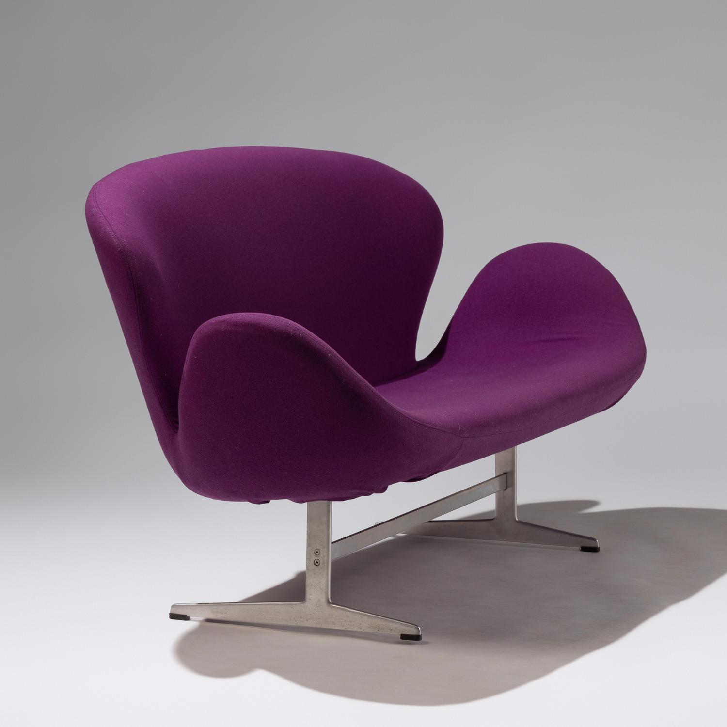 Swan settee, model 3321 for Fritz Hansen