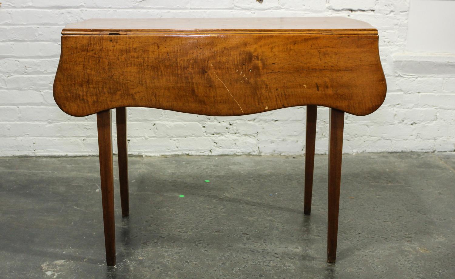 An American Maple Drop Leaf Table Height 27 1/4 x width 19 x depth 35 3/4 inches (closed). — 19TH CENTURY