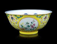 A Chinese Yellow Ground Famille Rose 'Medallion' Porcelain Bowl