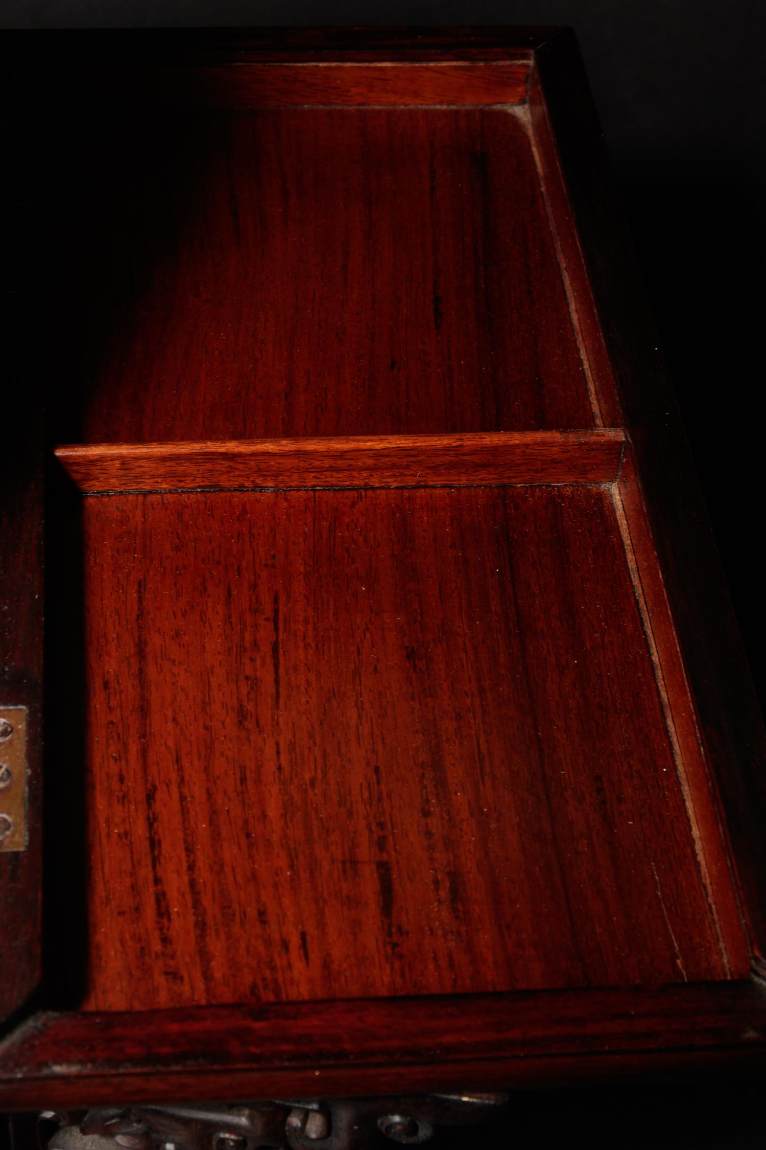 A Hongmu Dresser