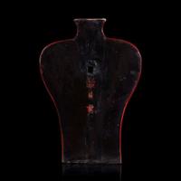An unusual Chinese red lacquered “meiping” wall vase 朱红漆器梅瓶式壁瓶 "Wanguan Jianzhi" mark ???? ??