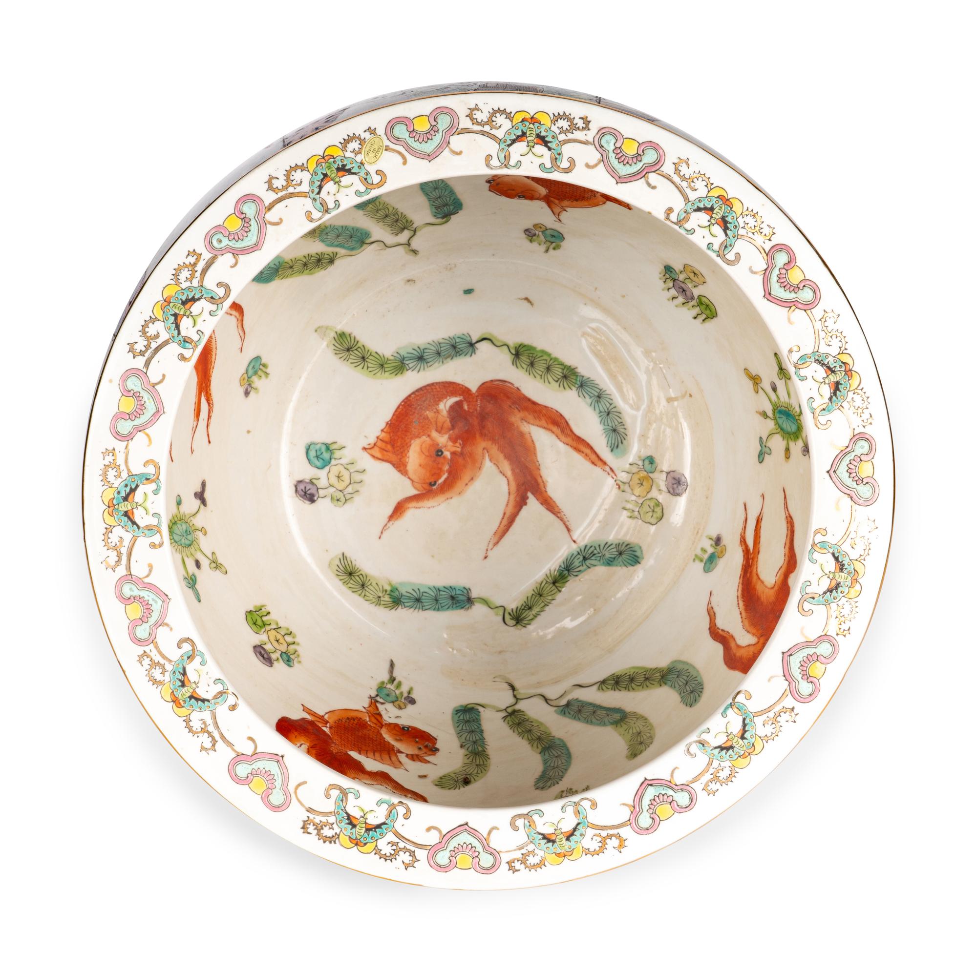 A Chinese Export Porcelain Jardinière