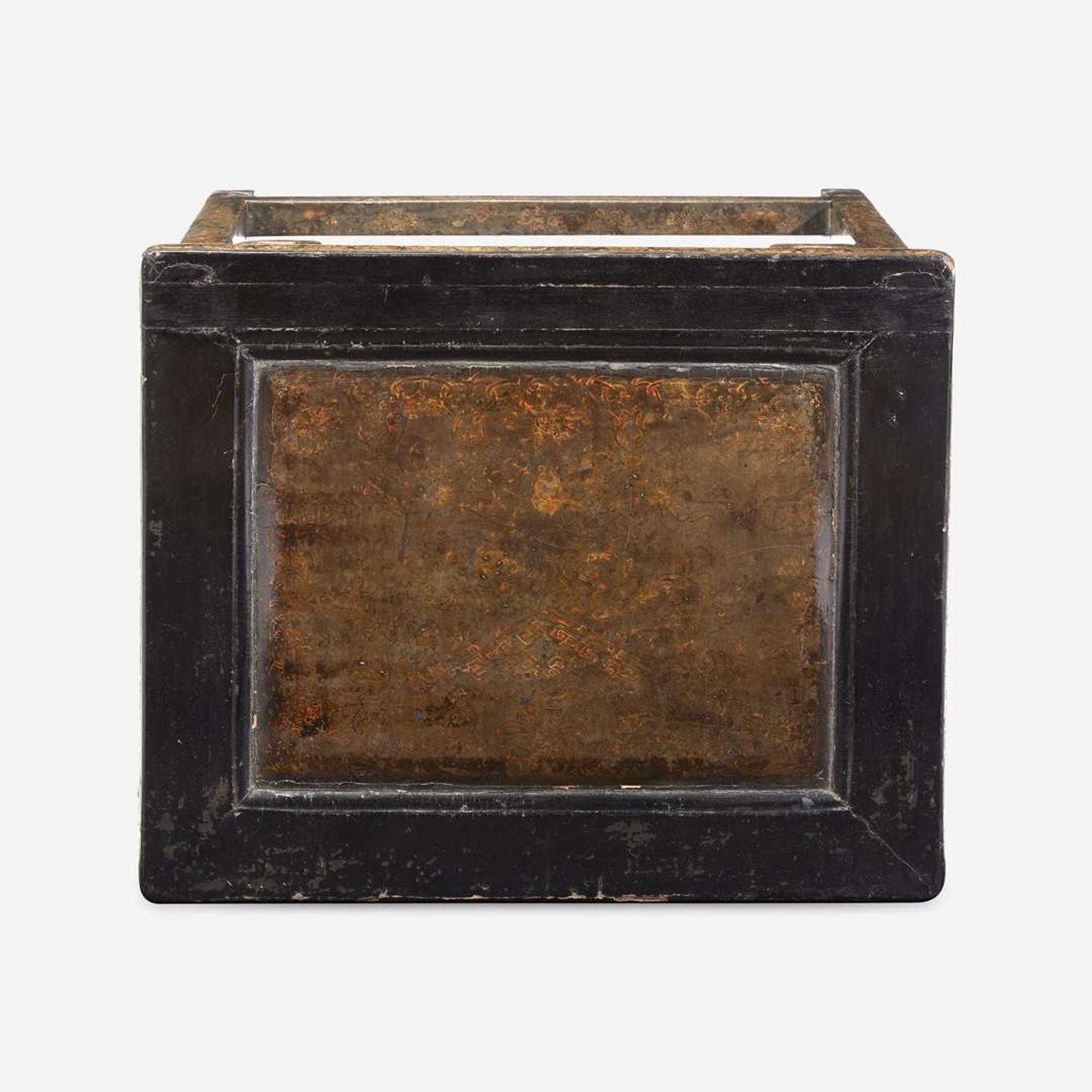 A Chinese lacquer stool 漆金炕桌 18th/early 19th Century ???????????