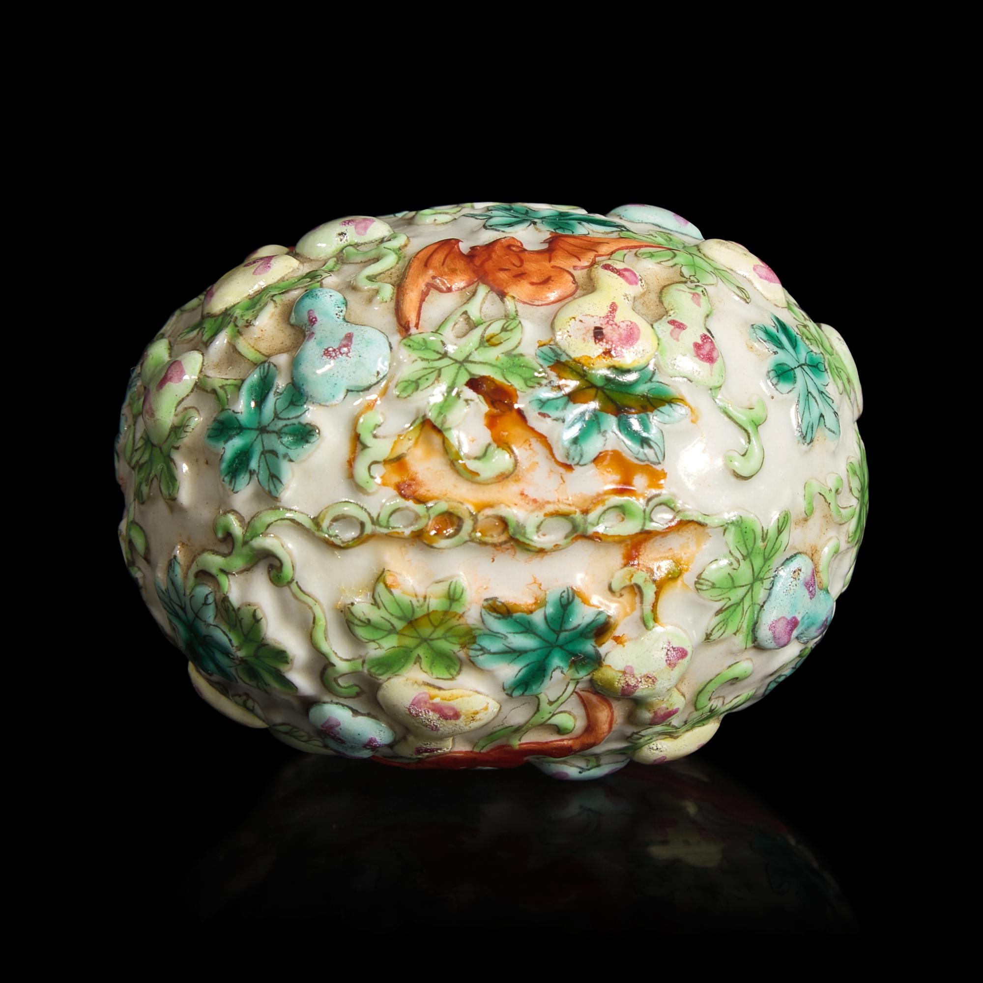 An Unusual Chinese Molded Porcelain "Bats and Gourds" Large Snuff Bottle, First Half 19th Century — 清中期 粉彩貼塑“福祿萬代”葫蘆瓶