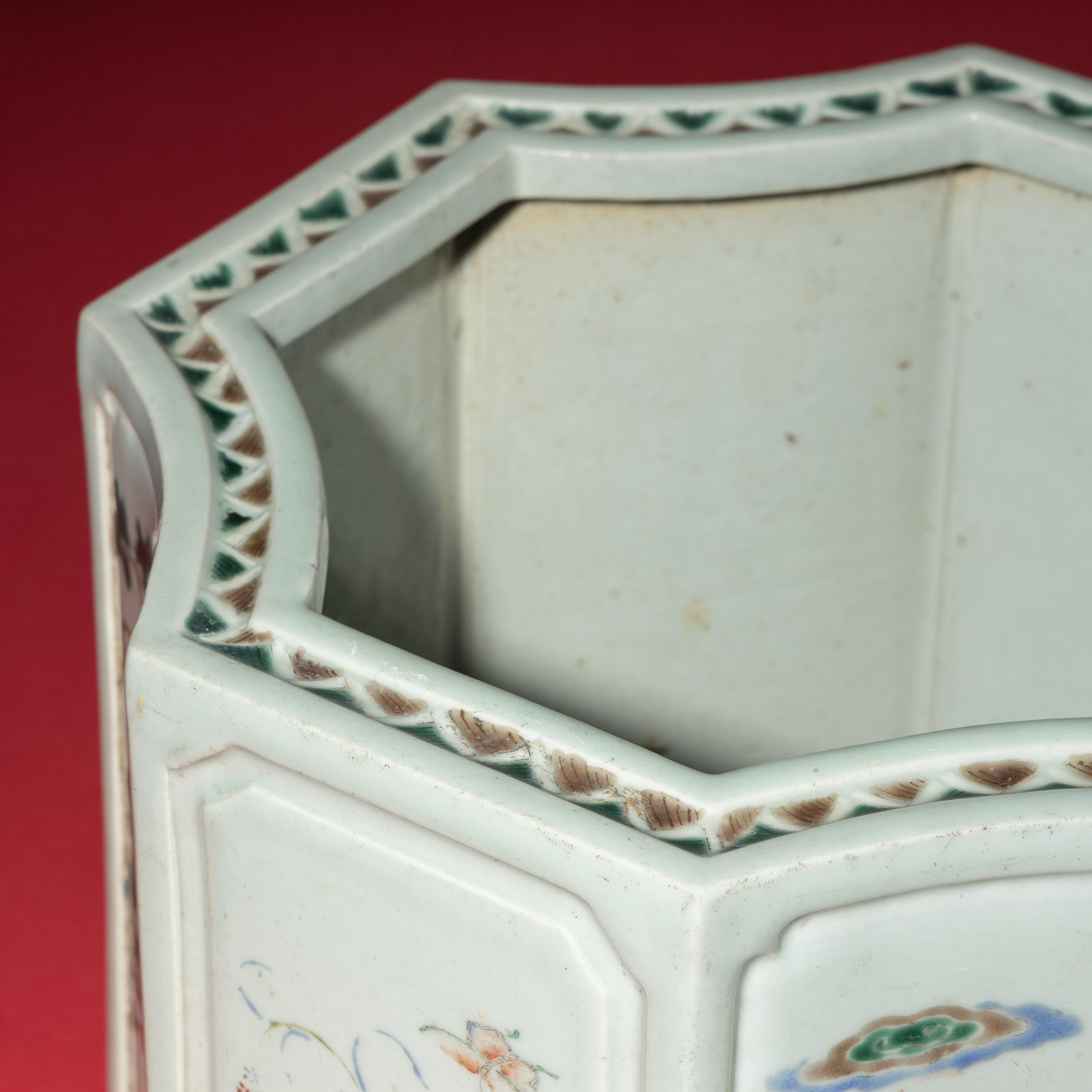 A Large Famille Rose 'Figures' Octagonal Porcelain Brushpot, 19th Century — 清晚期 粉彩八仙圖八方大筆筒