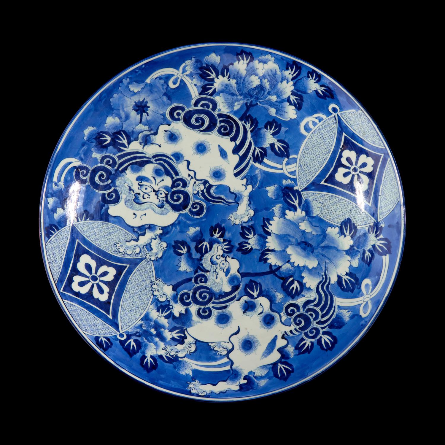 A Massive Japanese Arita Porcelain Blue and White 'Shishi' Charger, Edo to Meiji Period 江戶至明治時代 日本有田燒佛獅圖大盤