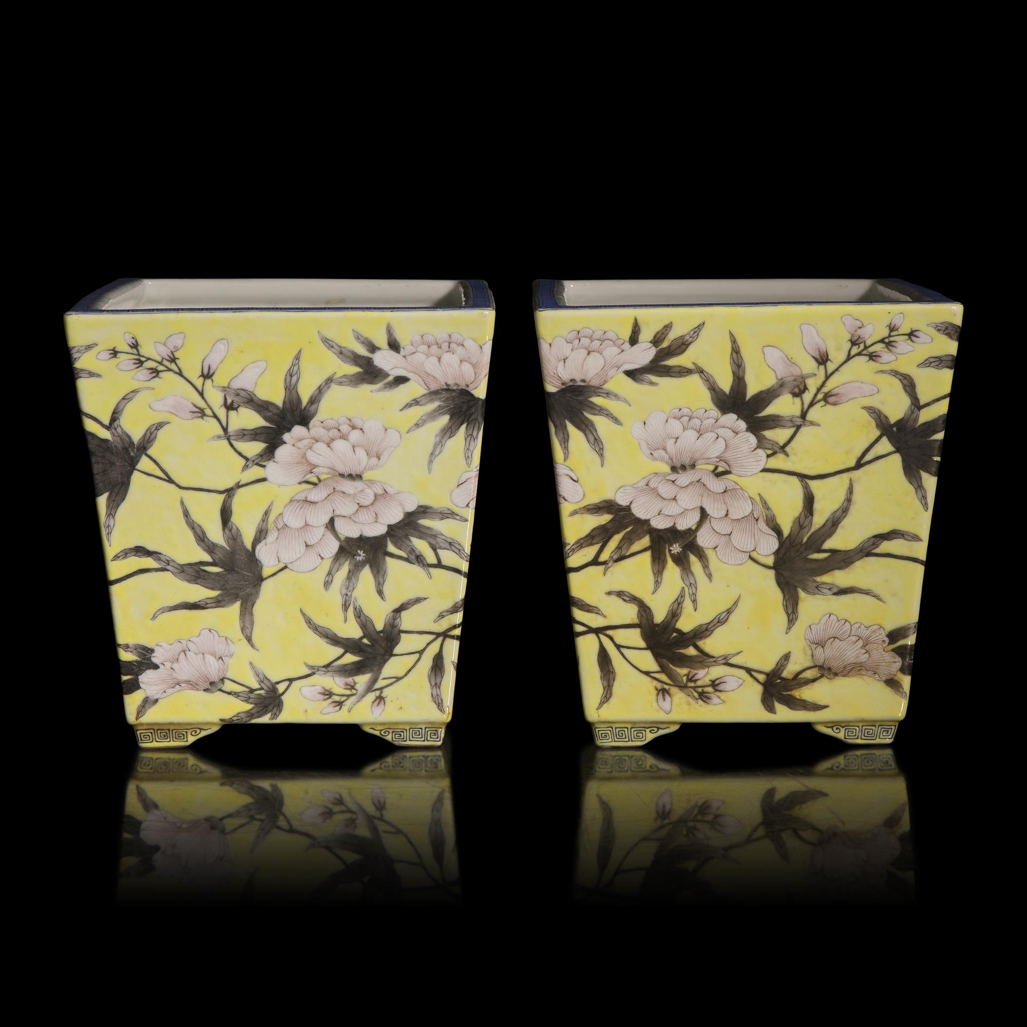 A Pair of Chinese Grisaille Decorated Yellow Ground Porcelain Rectangular Cachepots, 20th Century — 近代 黃地墨彩‘大雅齋’四方花盆一對