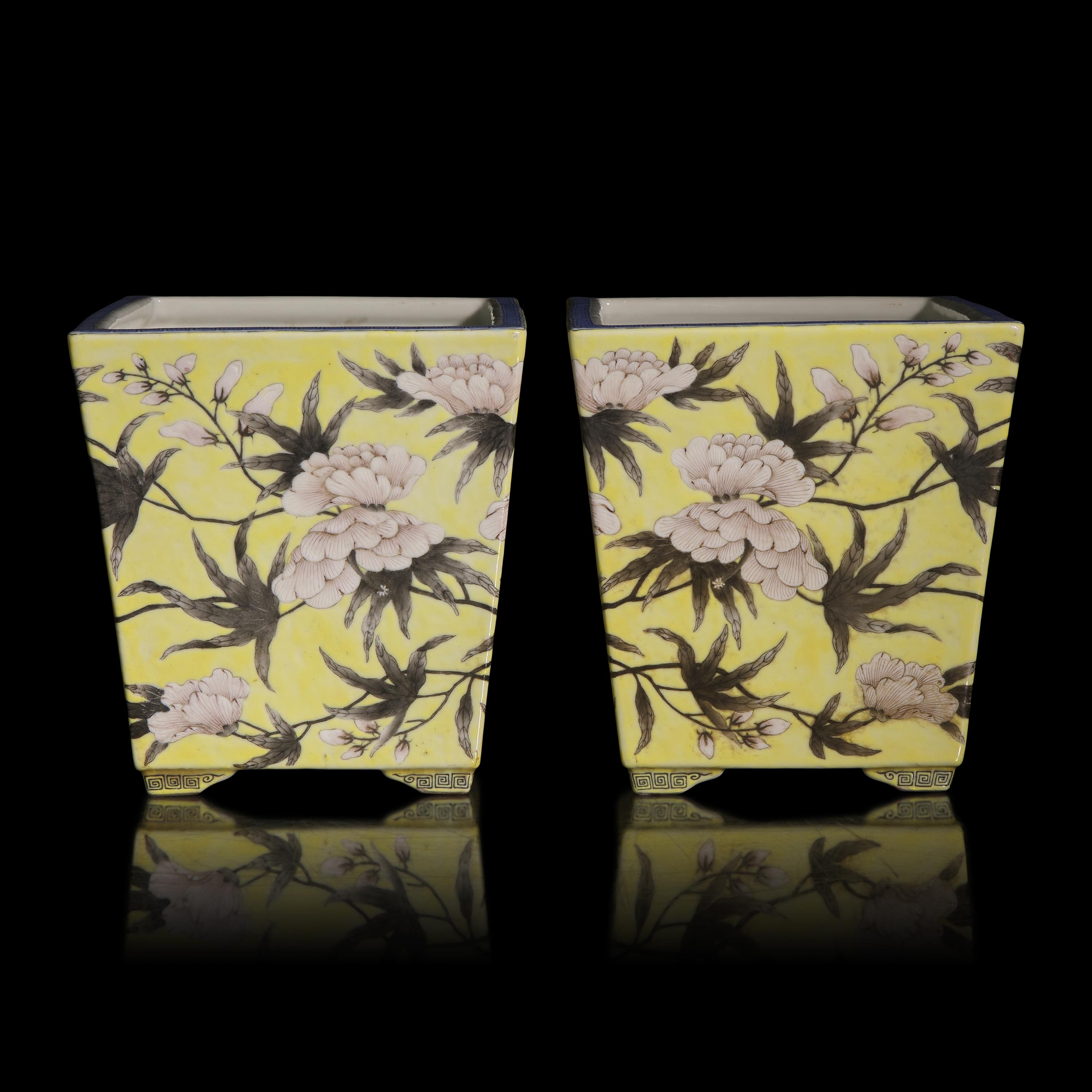 A Pair of Chinese Grisaille Decorated Yellow Ground Porcelain Rectangular Cachepots, 20th Century — 近代 黃地墨彩‘大雅齋’四方花盆一對
