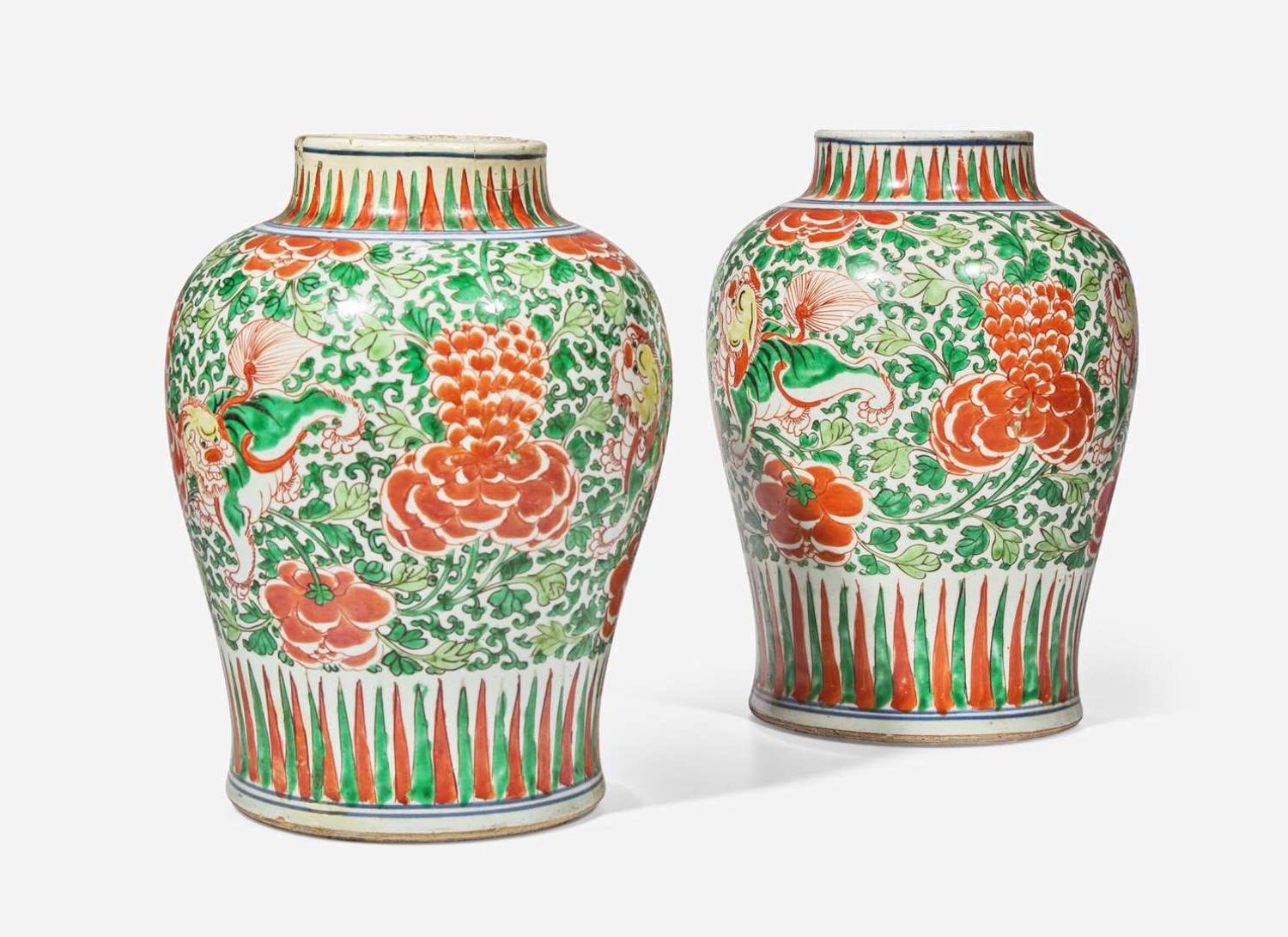 A pair of Chinese famille vert "Buddhist Lions" jars, 17th century 硬彩獅紋罐一對 十七世紀