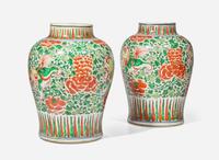 A pair of Chinese famille vert "Buddhist Lions" jars, 17th century 硬彩獅紋罐一對 十七世紀