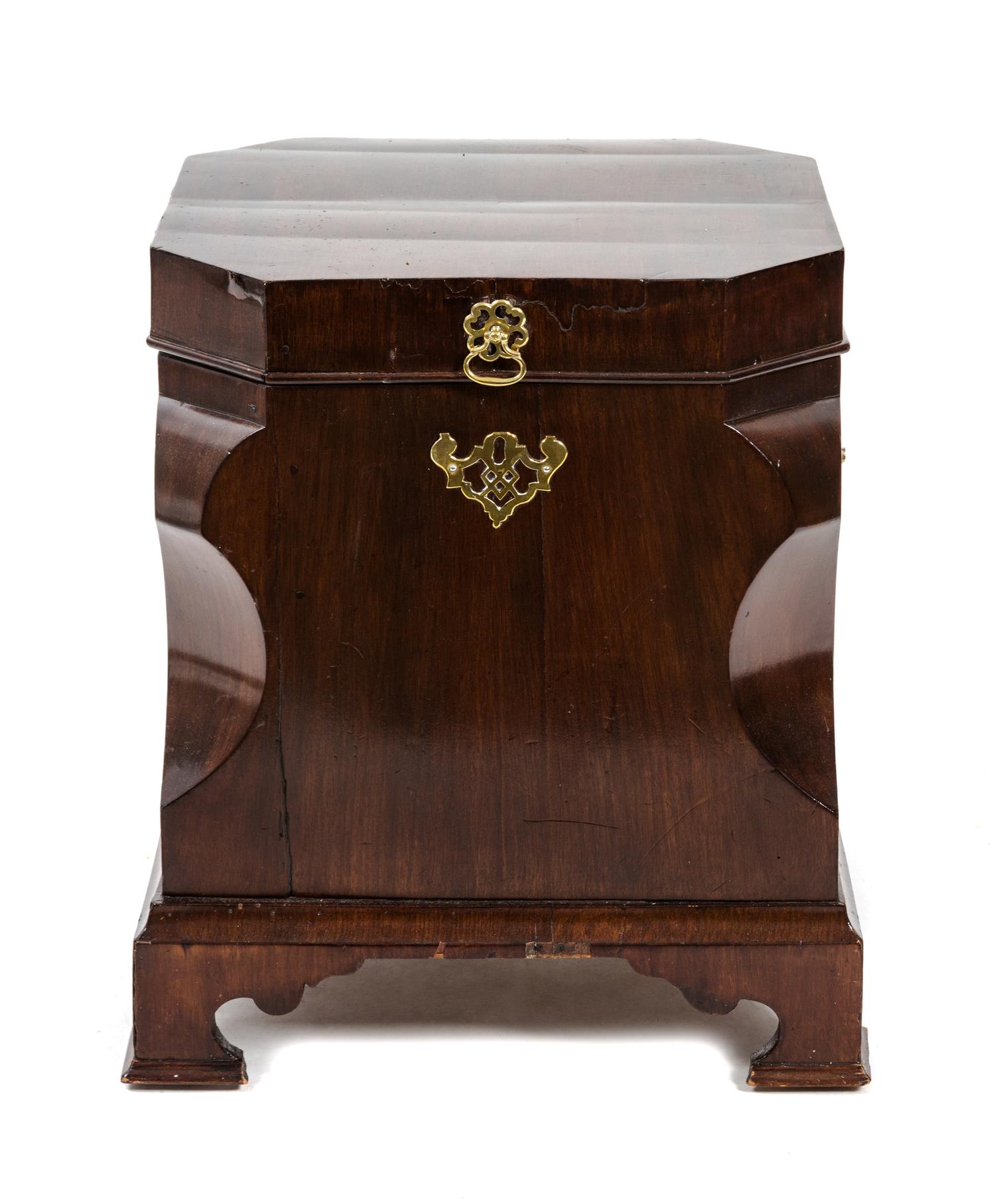 A Georgian Mahogany Cellarette Height 20 3/4 x width 18 1/2 x depth 17 inches. — 19TH CENTURY