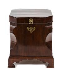 A Georgian Mahogany Cellarette Height 20 3/4 x width 18 1/2 x depth 17 inches. — 19TH CENTURY