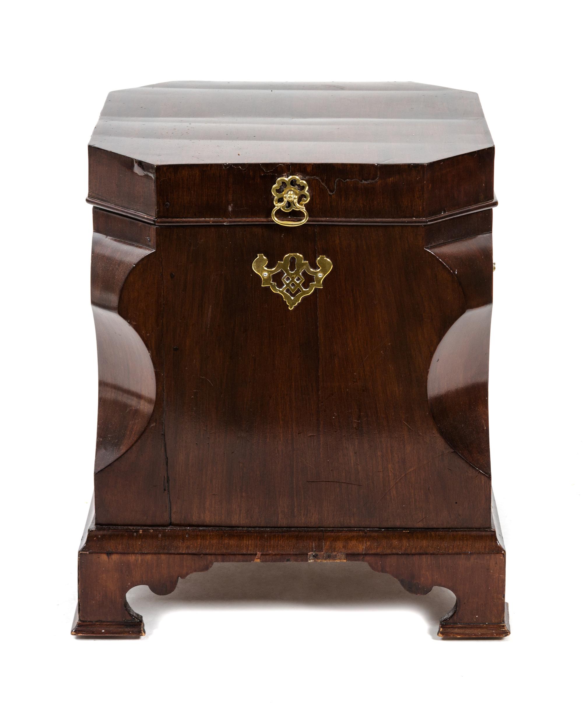 A Georgian Mahogany Cellarette Height 20 3/4 x width 18 1/2 x depth 17 inches. — 19TH CENTURY