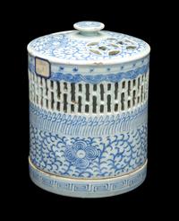 A Chinese Blue and White Reticulated Porcelain Oil Lamp and Cover