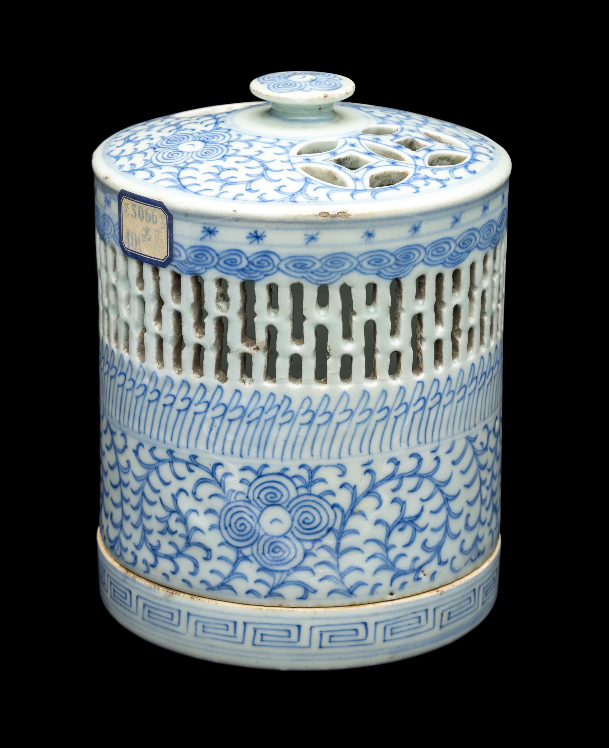 A Chinese Blue and White Reticulated Porcelain Oil Lamp and Cover