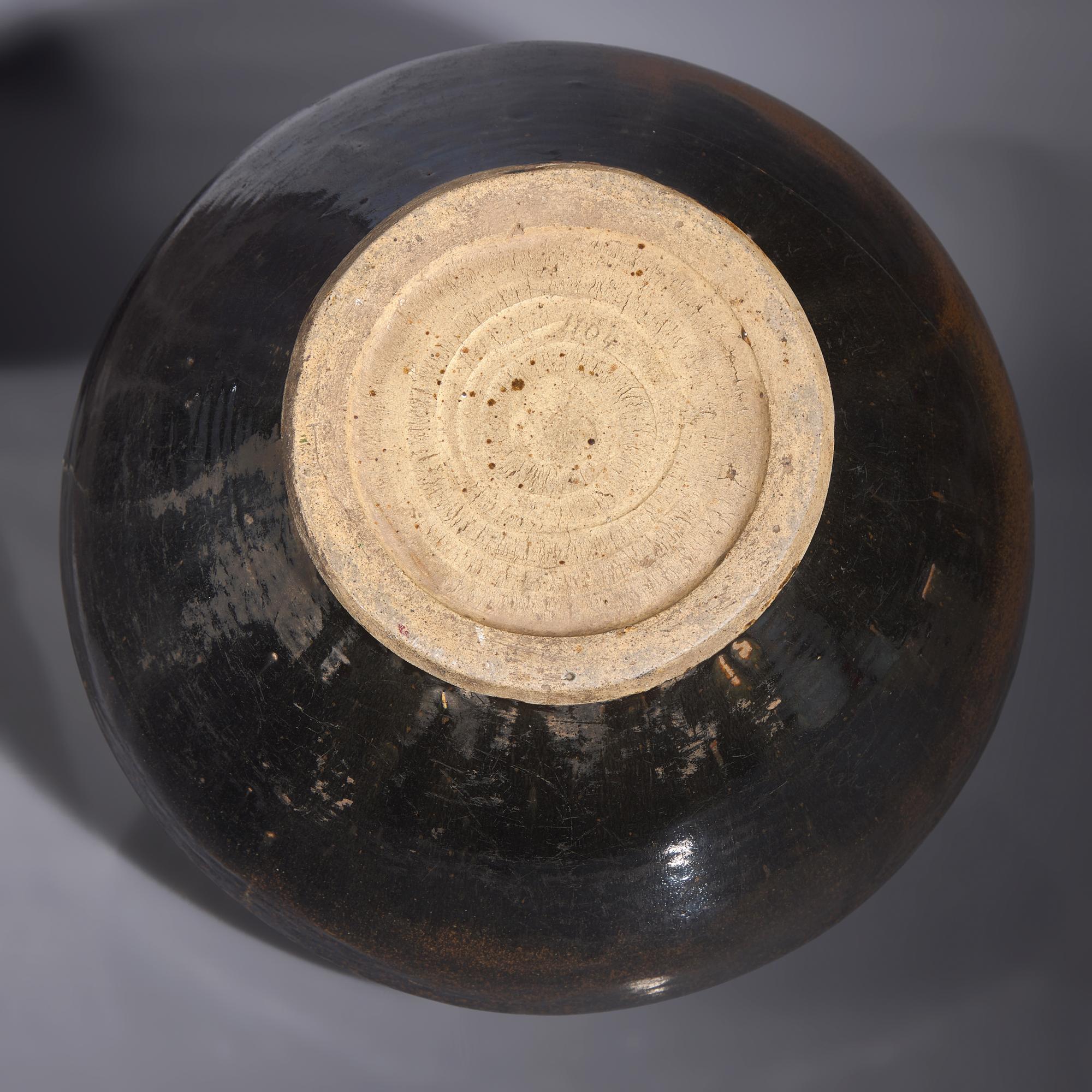 A Large Chinese Cizhou Type Carved Jar, Yuan Dynasty — 元 磁州窯黑釉剔花大罐