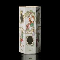 A Chinese Famille Rose Hat Stand, Mid 19th Century — 清晚期 粉彩人物圖帽筒