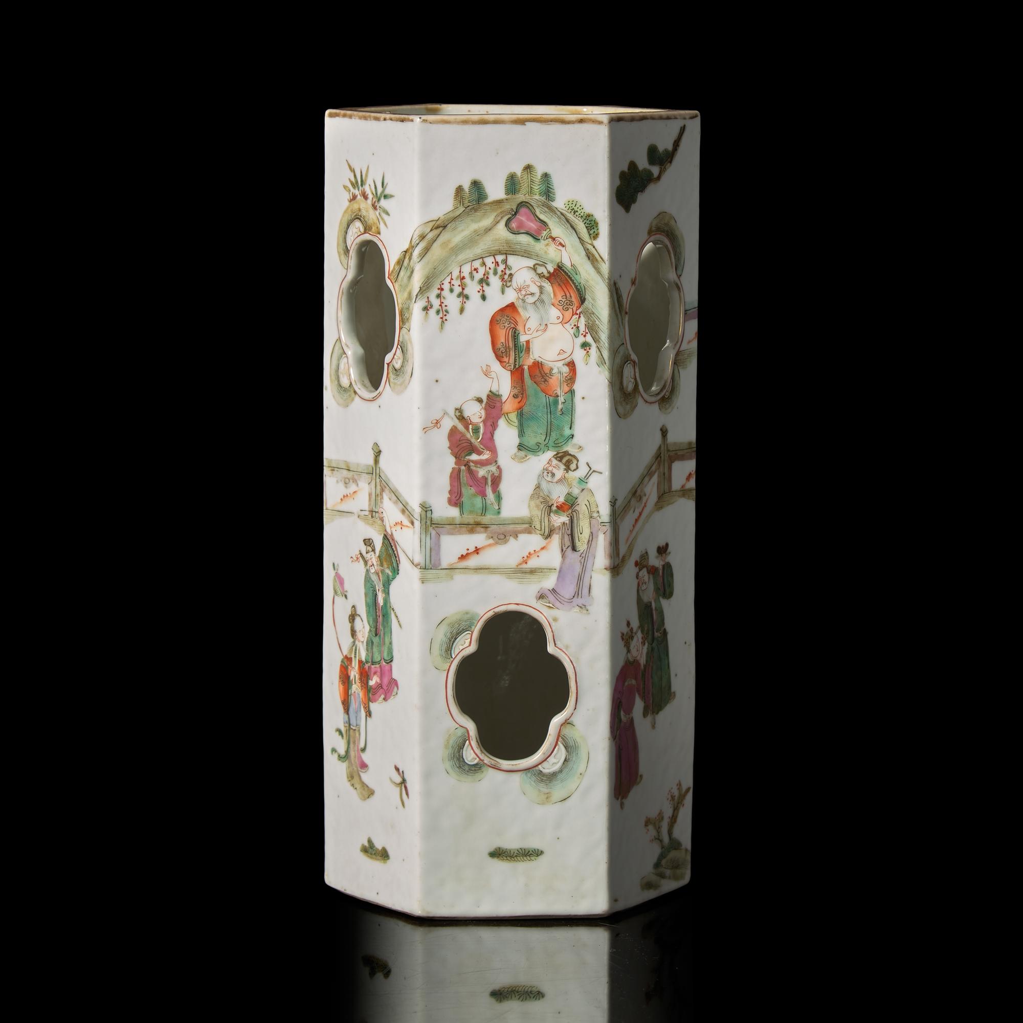 A Chinese Famille Rose Hat Stand, Mid 19th Century — 清晚期 粉彩人物圖帽筒