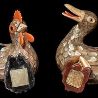 Two Chinese Mother of Pearl Bird-Form Boxes and Covers, Late 19th/Early 20th Century 晚清/民國 乾隆御製款嵌螺鈿雞鴨蓋盒一對