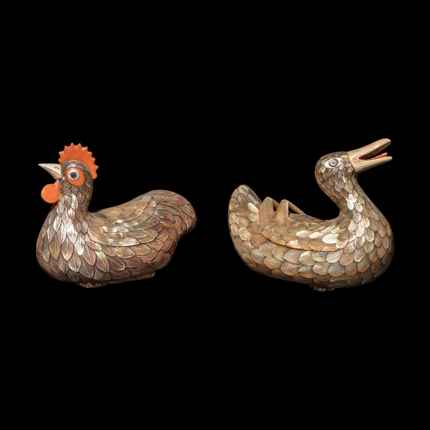 Two Chinese Mother of Pearl Bird-Form Boxes and Covers, Late 19th/Early 20th Century 晚清/民國 乾隆御製款嵌螺鈿雞鴨蓋盒一對