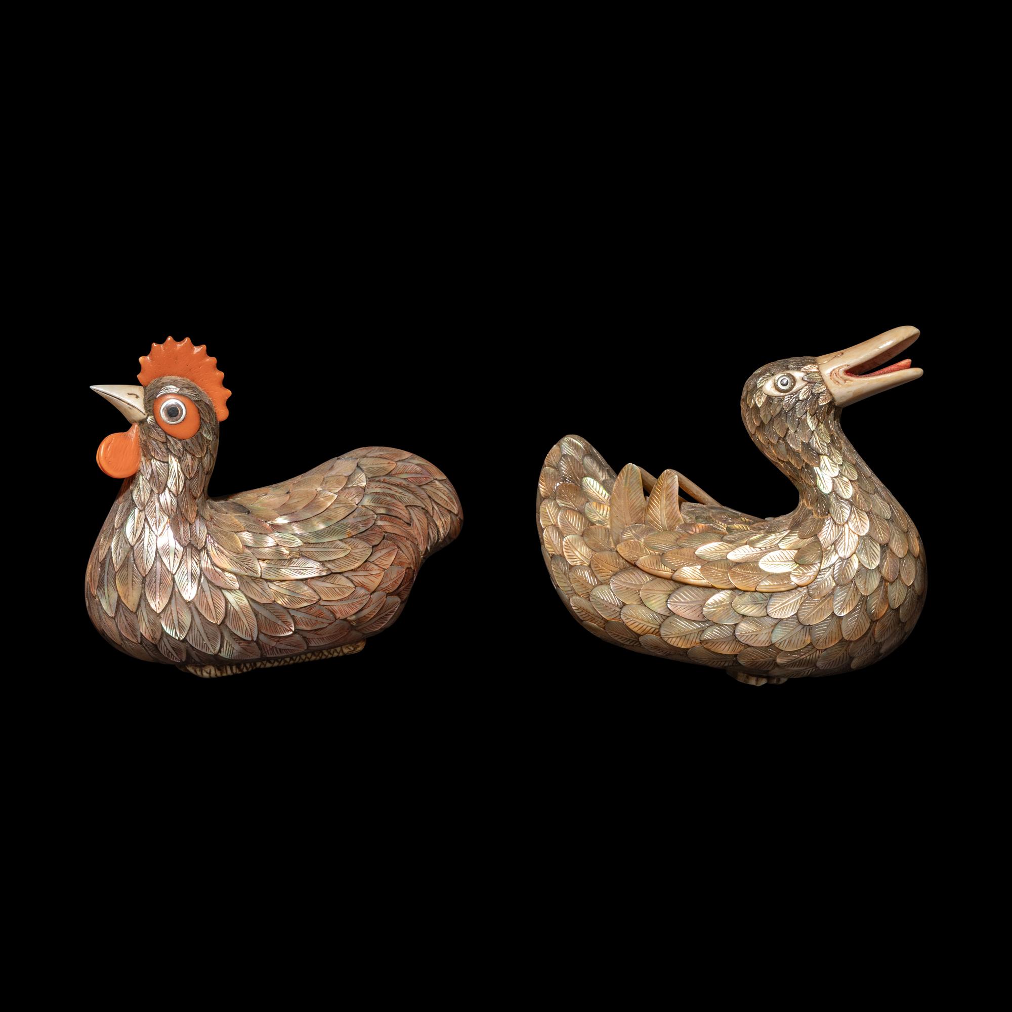 Two Chinese Mother of Pearl Bird-Form Boxes and Covers, Late 19th/Early 20th Century 晚清/民國 乾隆御製款嵌螺鈿雞鴨蓋盒一對