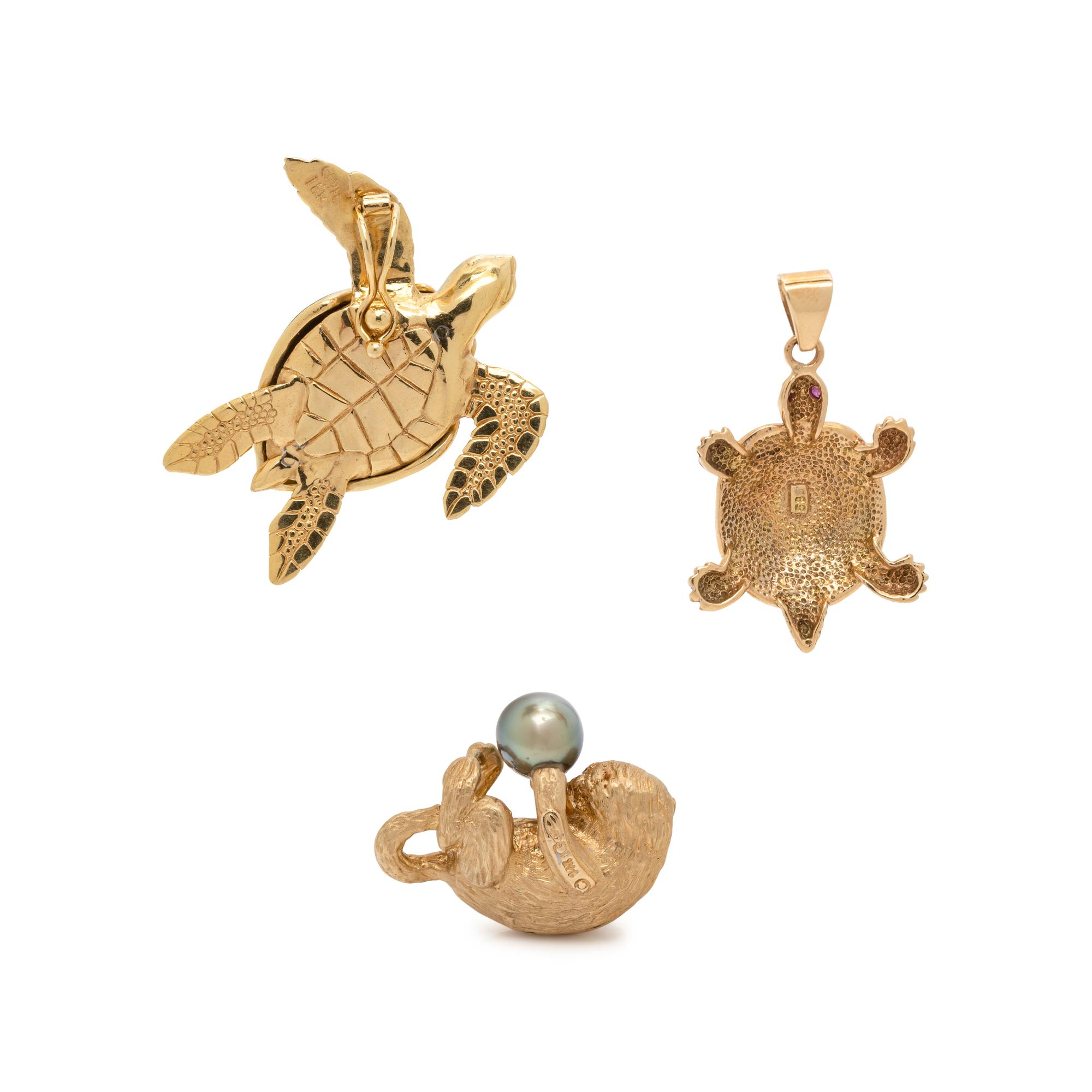 COLLECTION OF YELLOW GOLD SEA CREATURE PENDANTS