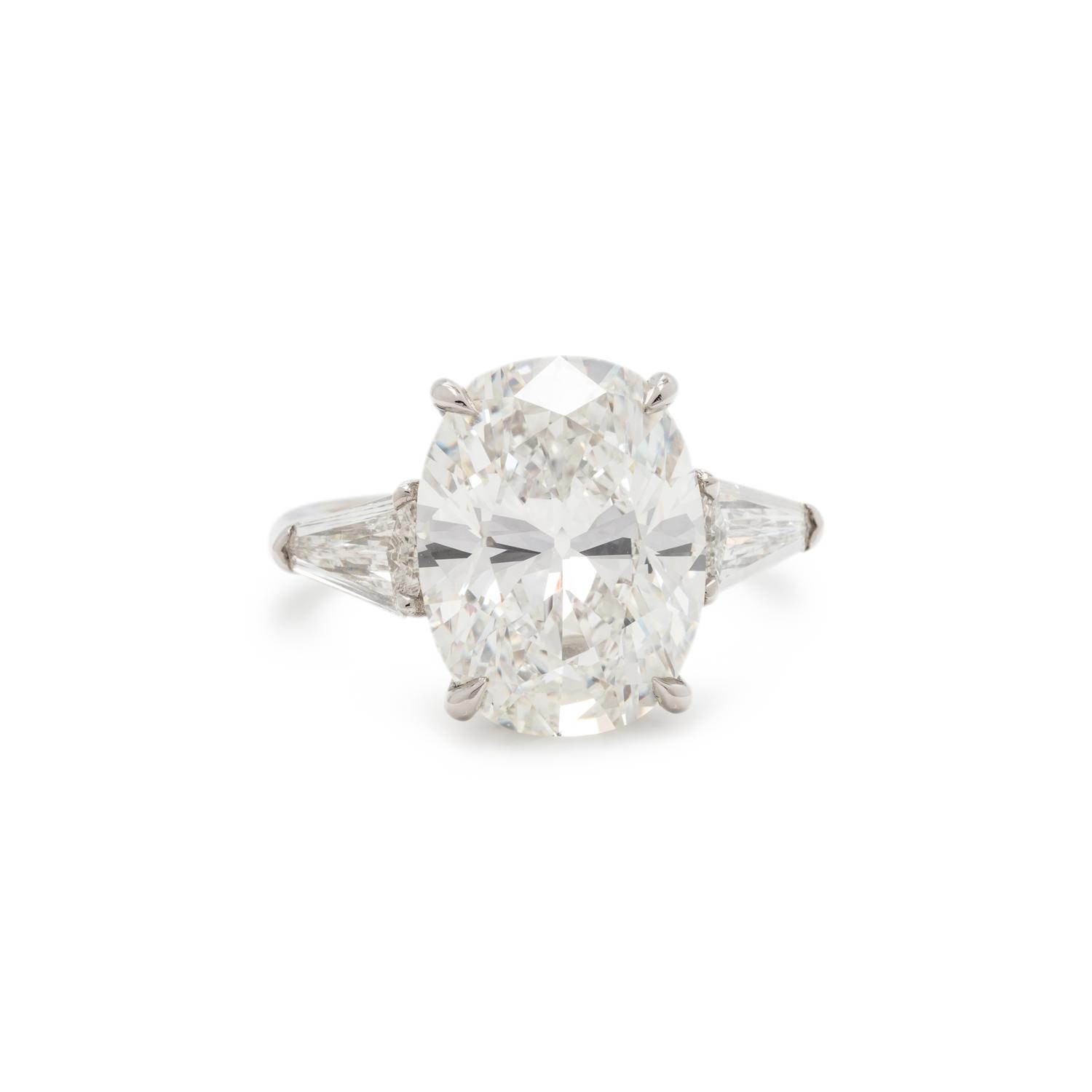 A SUPERB DIAMOND RING