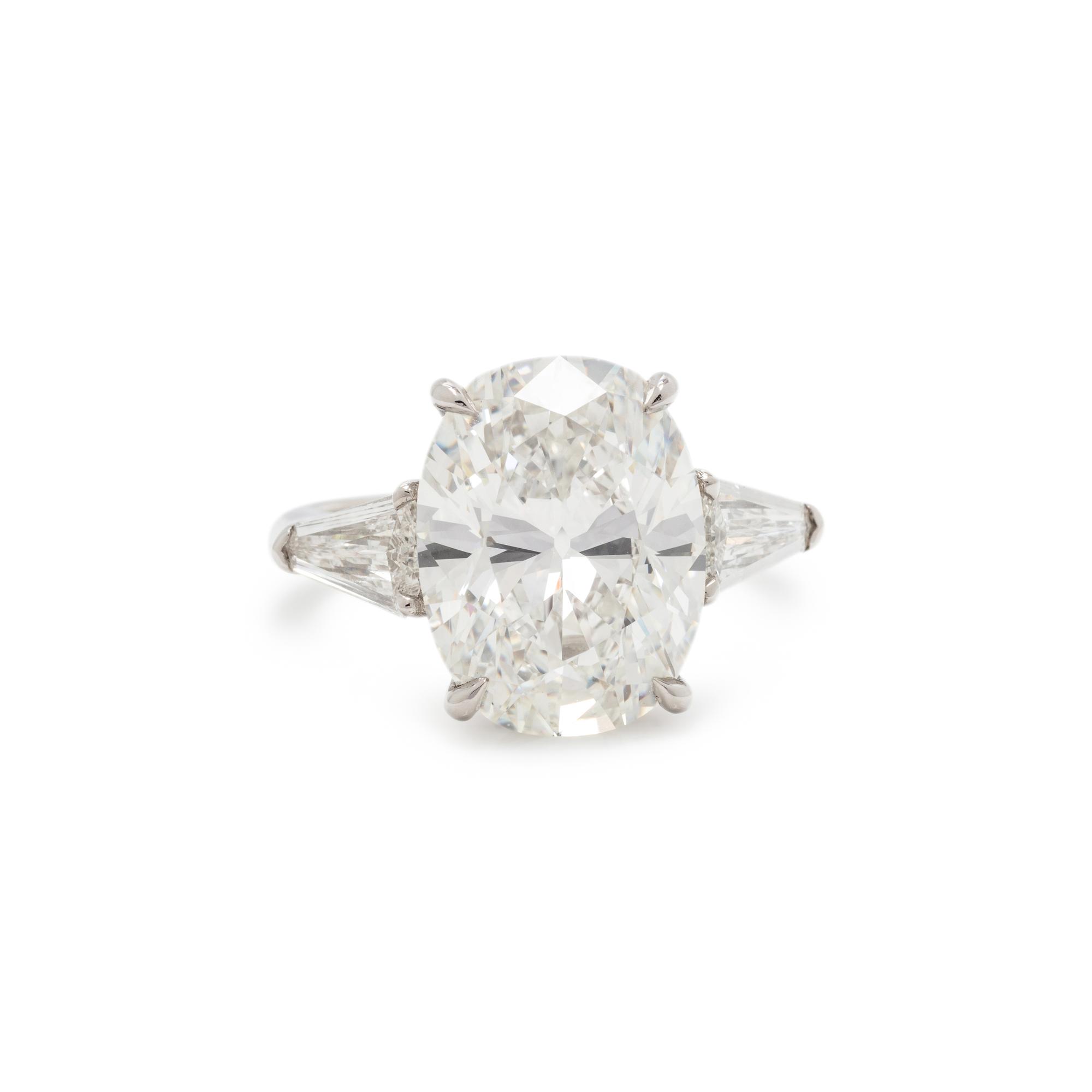A SUPERB DIAMOND RING