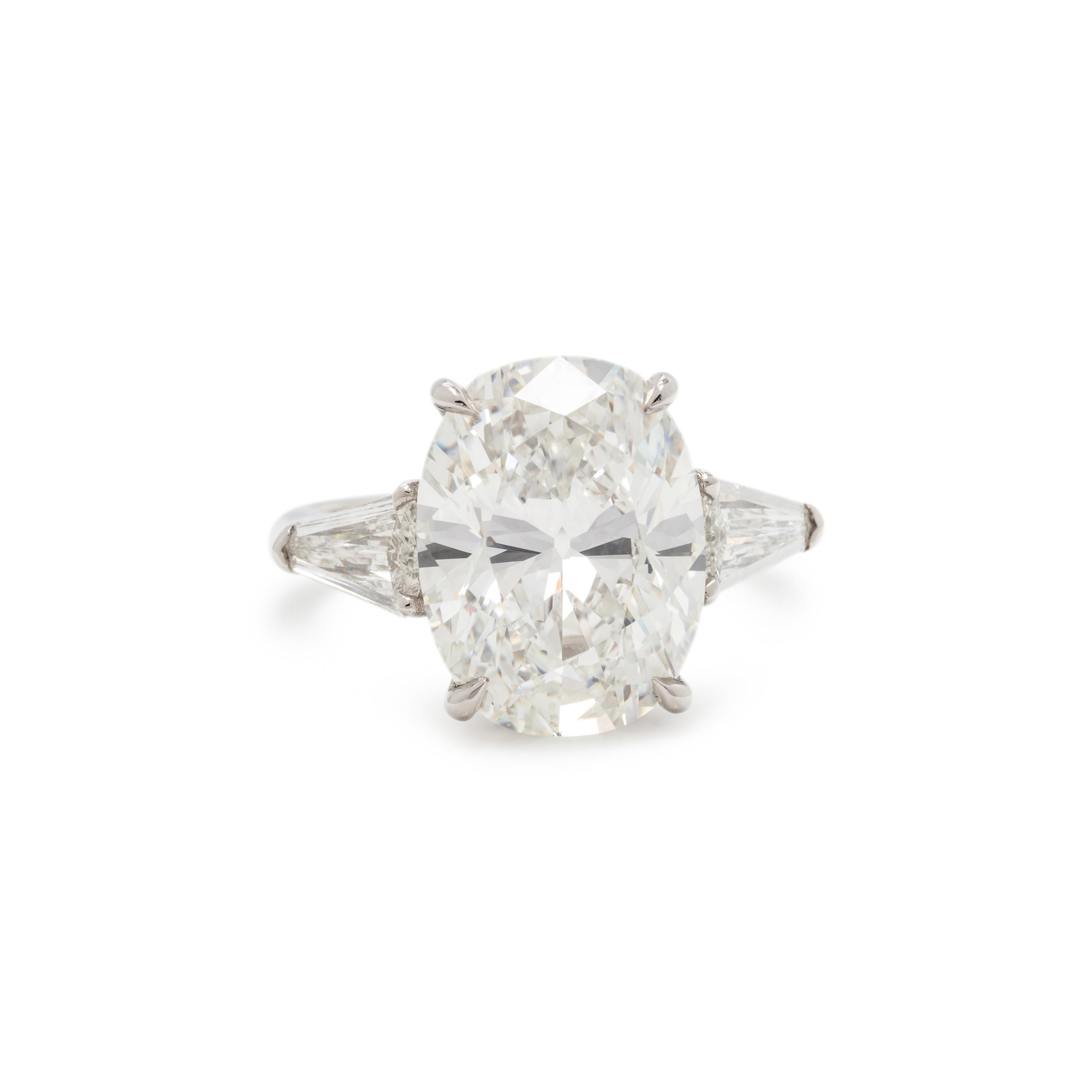 A SUPERB DIAMOND RING