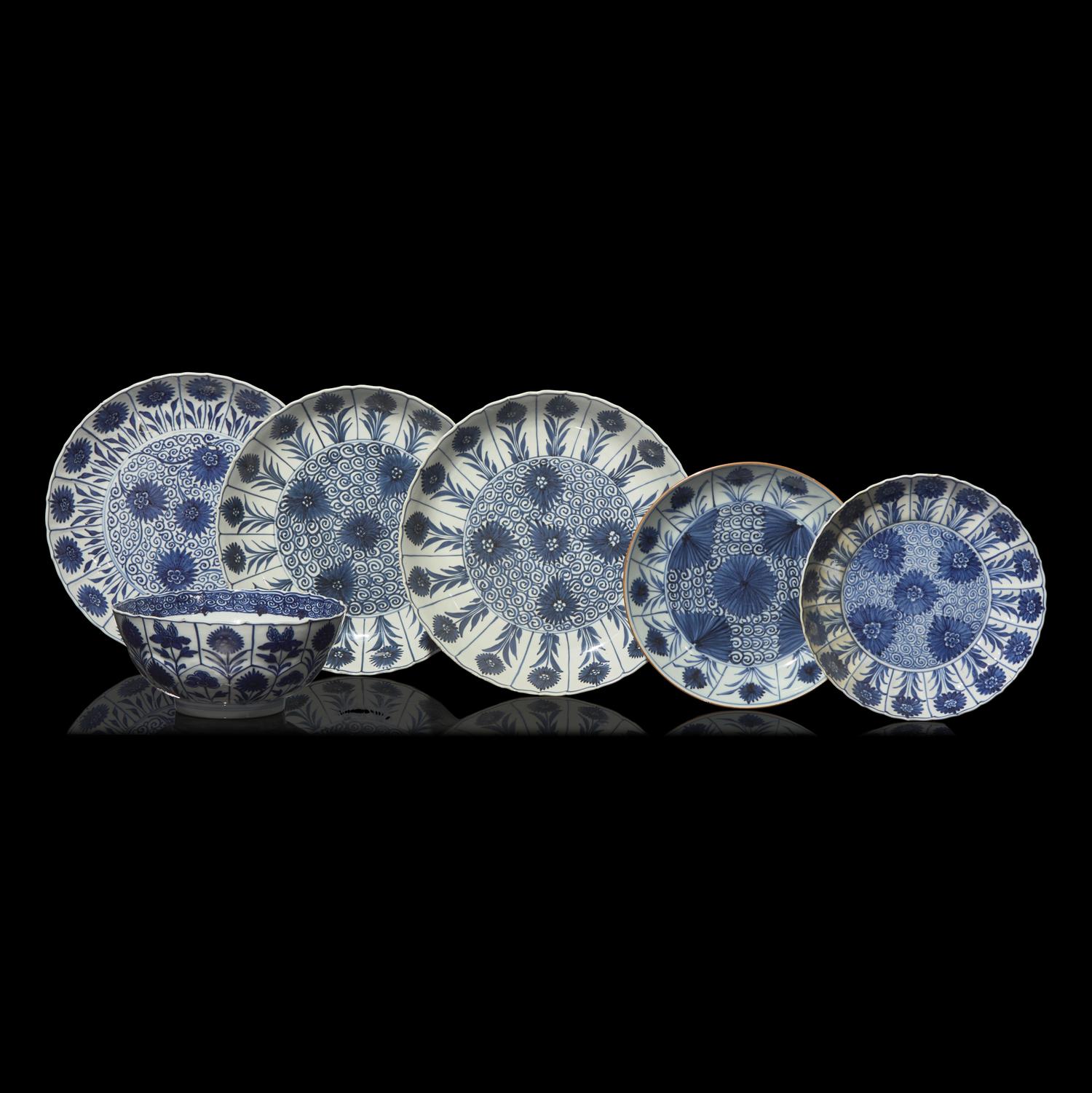 A Chinese Export Blue and White Porcelain "Asters" Bowl and Five Dishes, Kangxi Period and Later 清康熙及更晚 青花翠菊紋碗盤五件