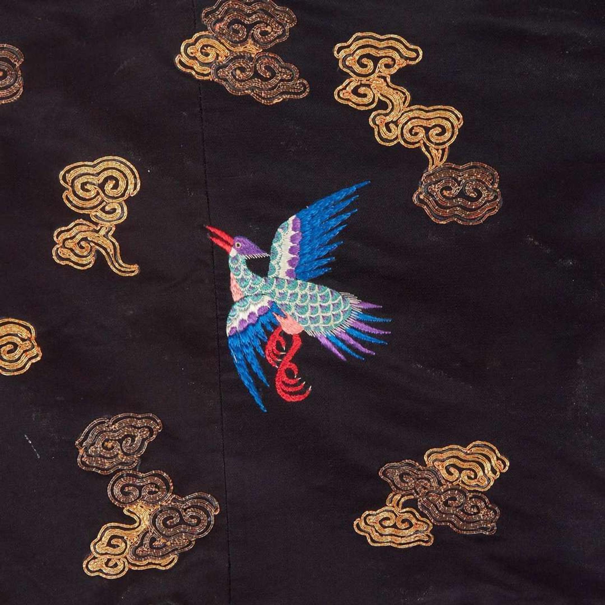 A Chinese finely-embroidered lady's surcoat 刺绣女史外套 Qing dynasty, 19th/early 20th century ? ????????