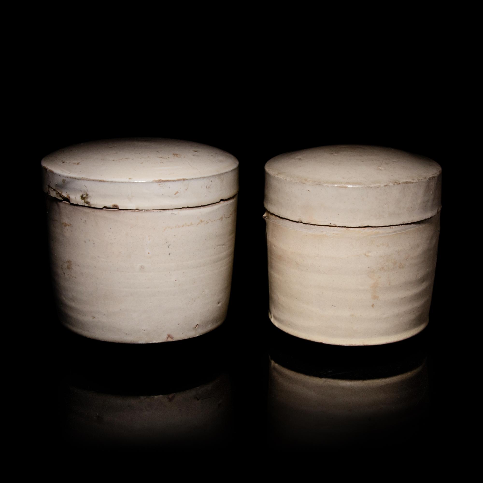 Two Chinese Cizhou -Type White Glazed Porcelain Covered Jars, Ming Dynasty or Earlier 明或更早 磁州窯白釉蓋罐兩件