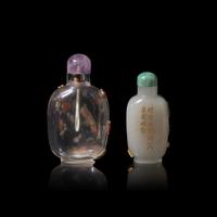Two Chinese Embellished Snuff Bottles, Attributed to the Tsuda Family Workshop 或為日本津田家裝飾水晶、灰玉鼻煙壺兩件