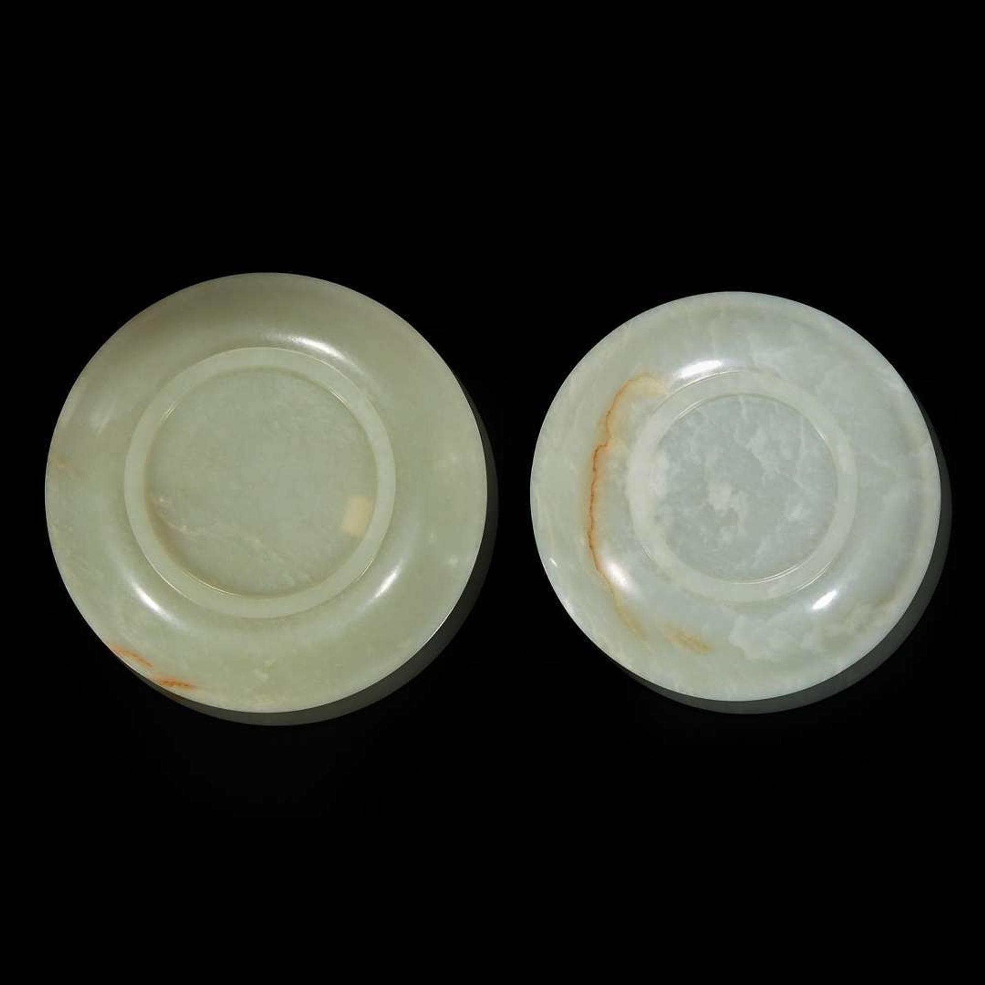 Two similar Chinese jade circular dishes 玉盘一组两件