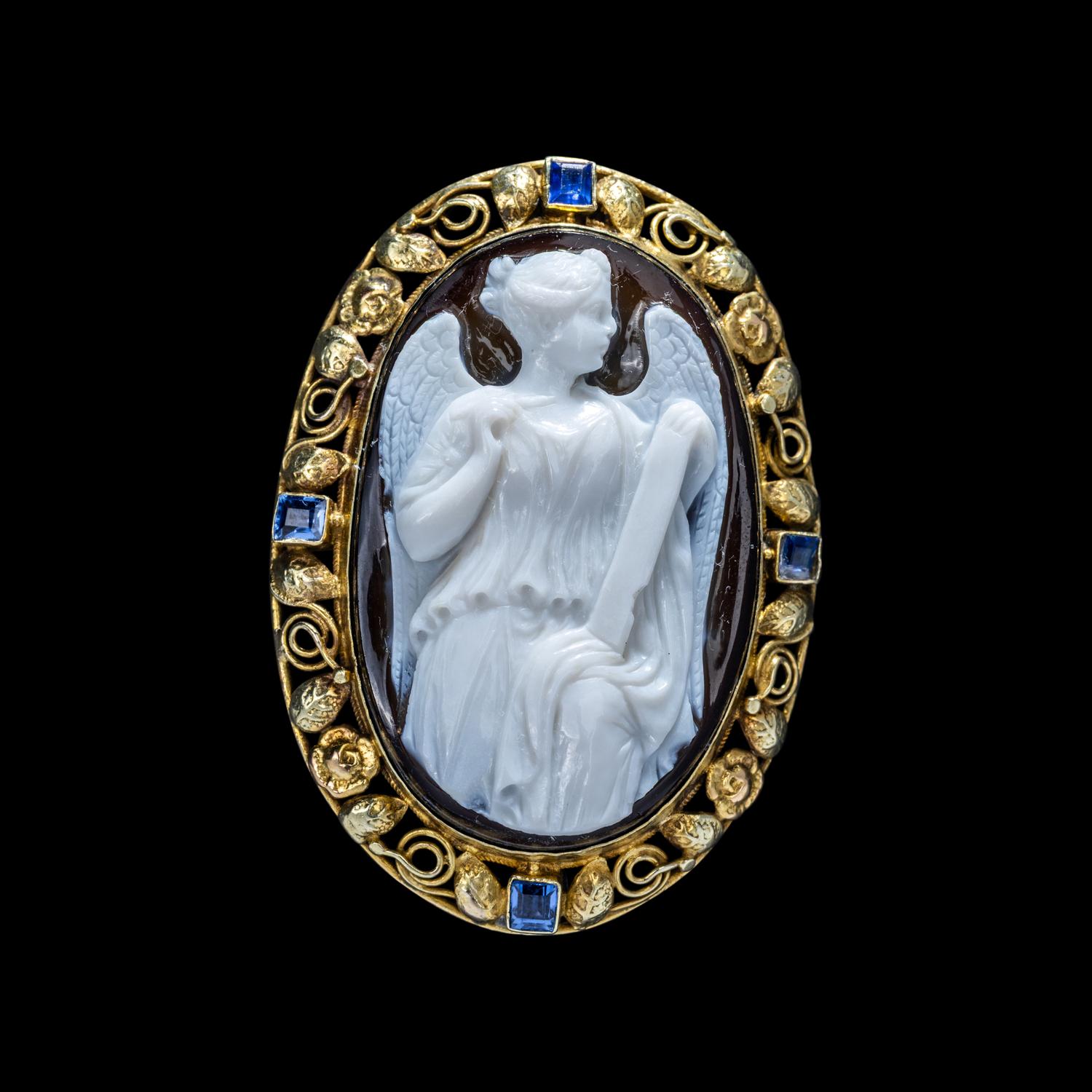 A Neoclassical Gold and Agate Cameo Brooch with Nike