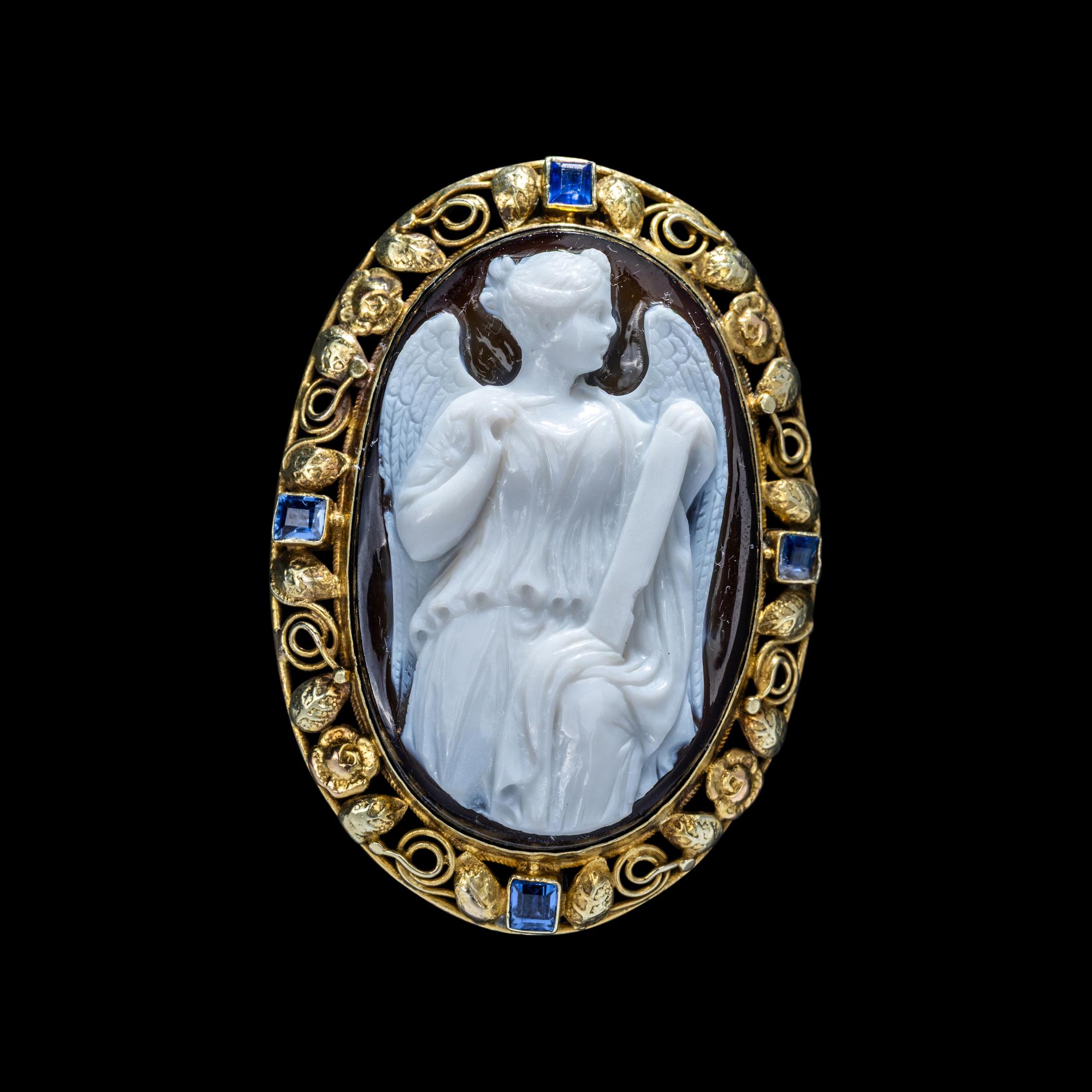 A Neoclassical Gold and Agate Cameo Brooch with Nike