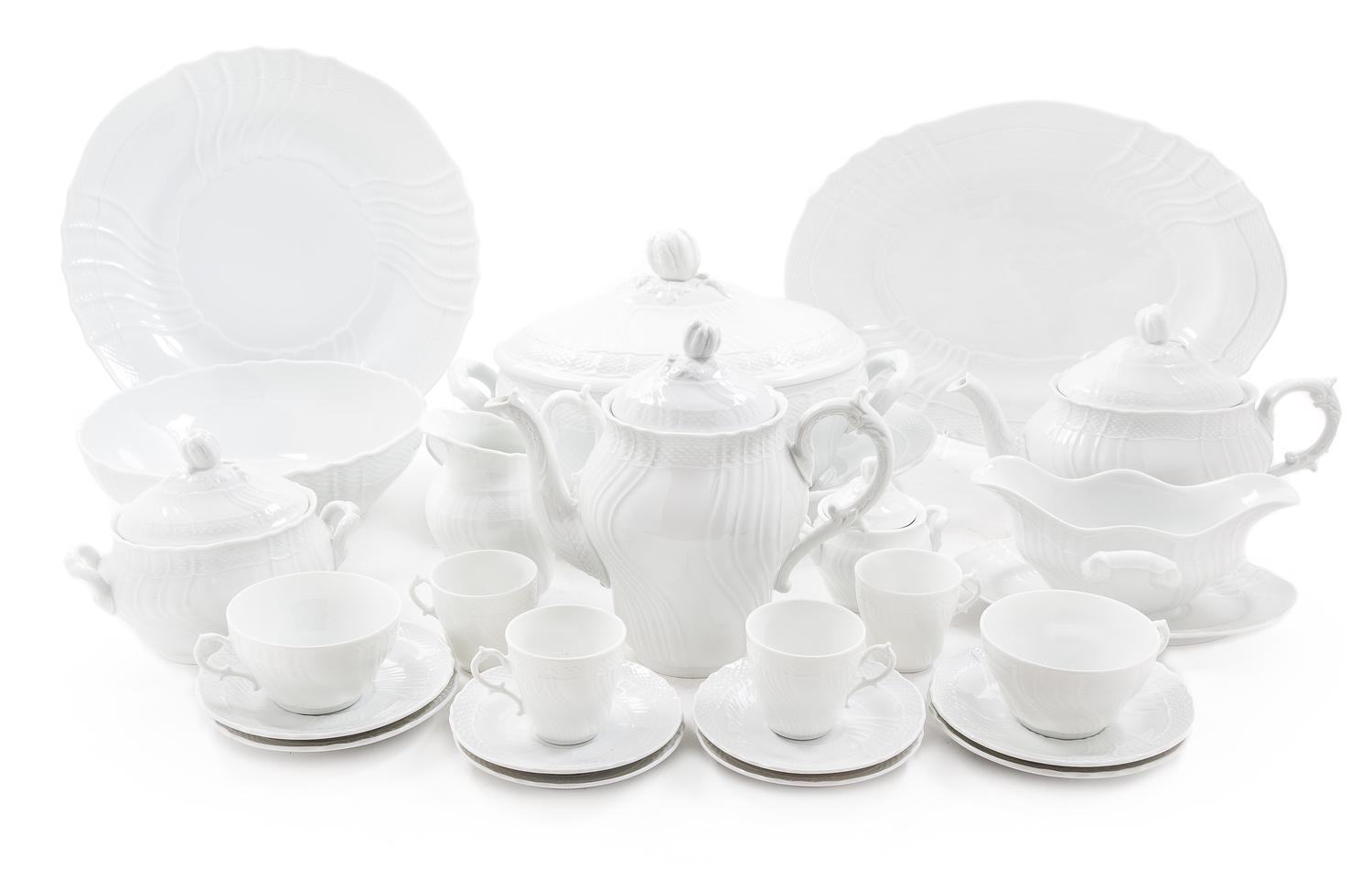 A Richard-Ginori Vecchio Bianco Dinner Service Length of serving tray 15 1/2 inches. — 20TH CENTURY