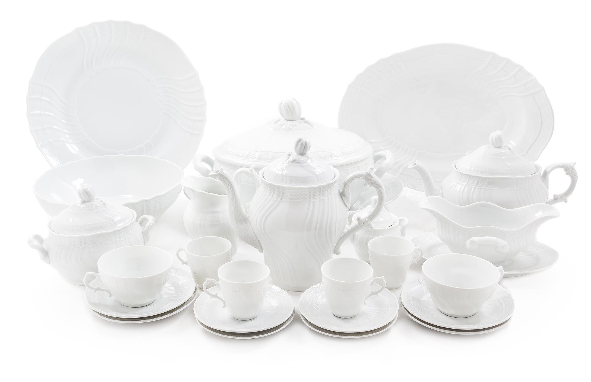 A Richard-Ginori Vecchio Bianco Dinner Service Length of serving tray 15 1/2 inches. — 20TH CENTURY