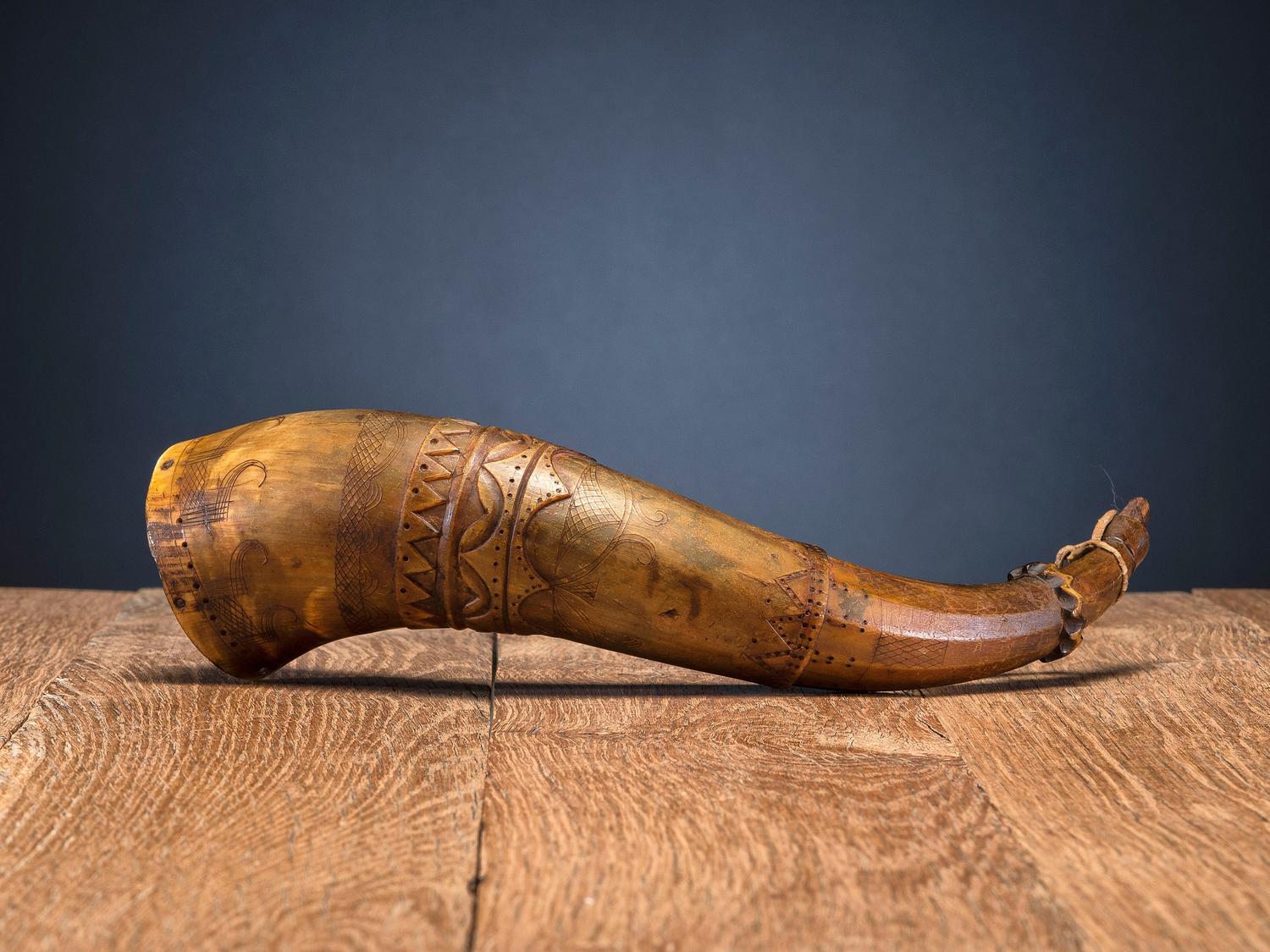 Great Lakes Carved Powder Horn, with Measure