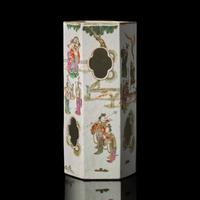 A Chinese Famille Rose Hat Stand, Mid 19th Century — 清晚期 粉彩人物圖帽筒