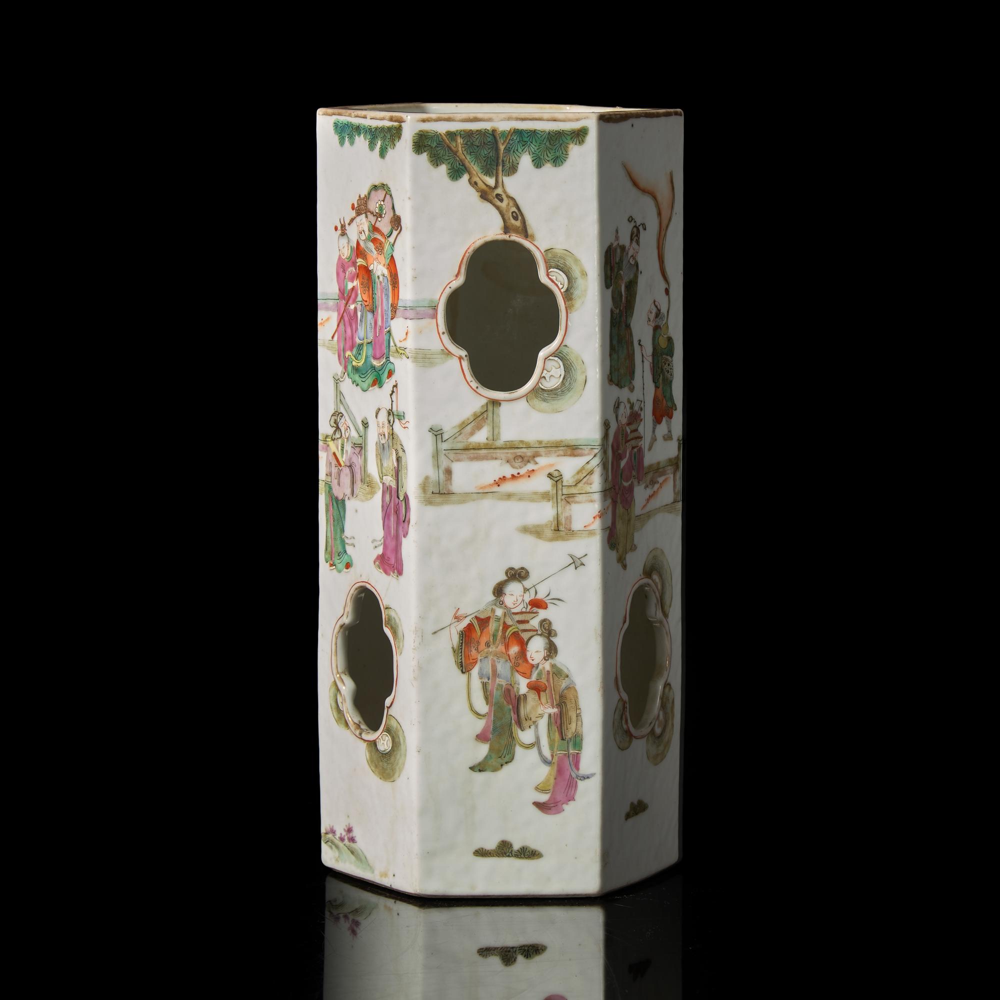 A Chinese Famille Rose Hat Stand, Mid 19th Century — 清晚期 粉彩人物圖帽筒
