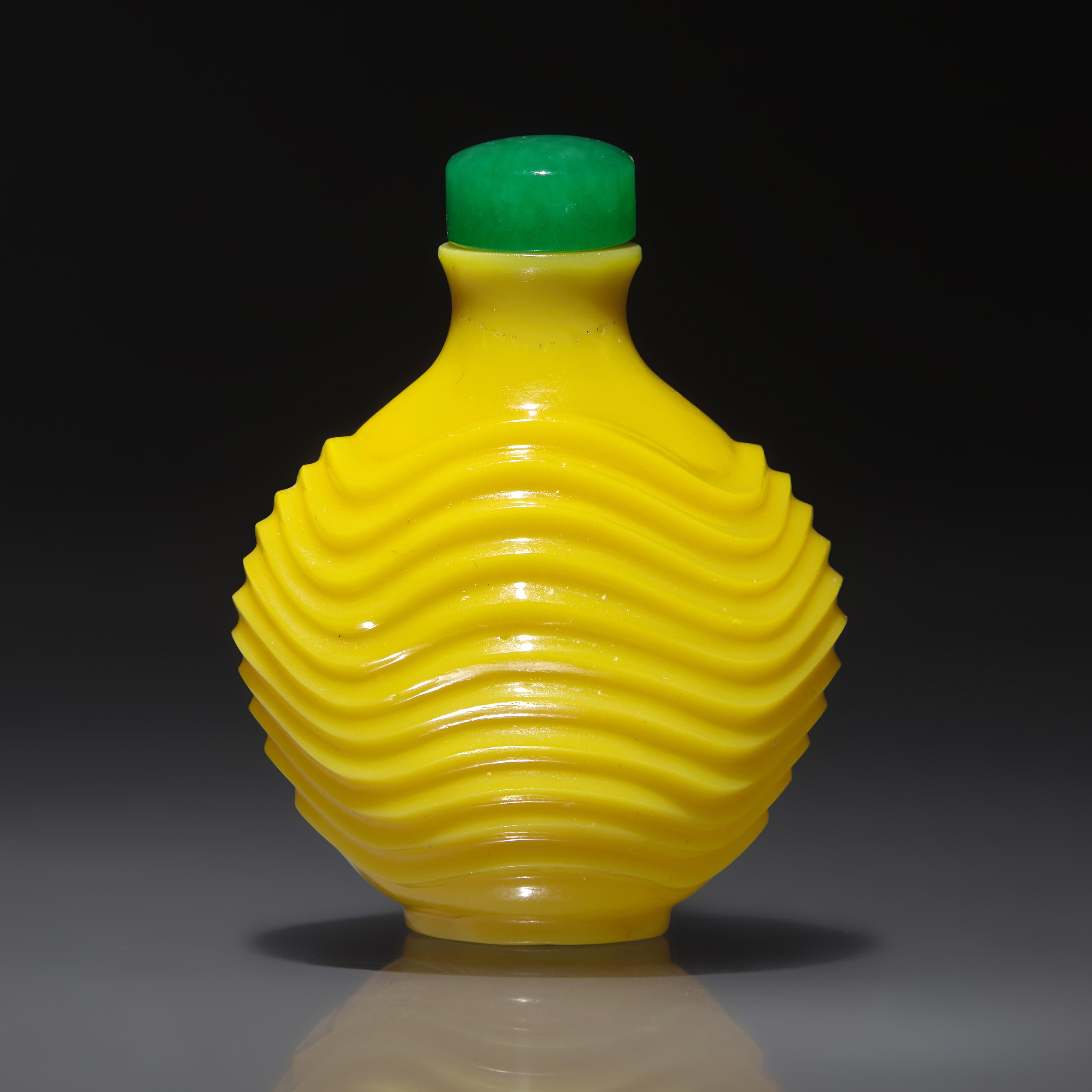 An Imperial Chinese Carved Yellow Glass Snuff Bottle, Qing Dynasty, Circa 1723-1795 — 1723-1795年 御製鷄油黃料雕波紋鼻煙壺