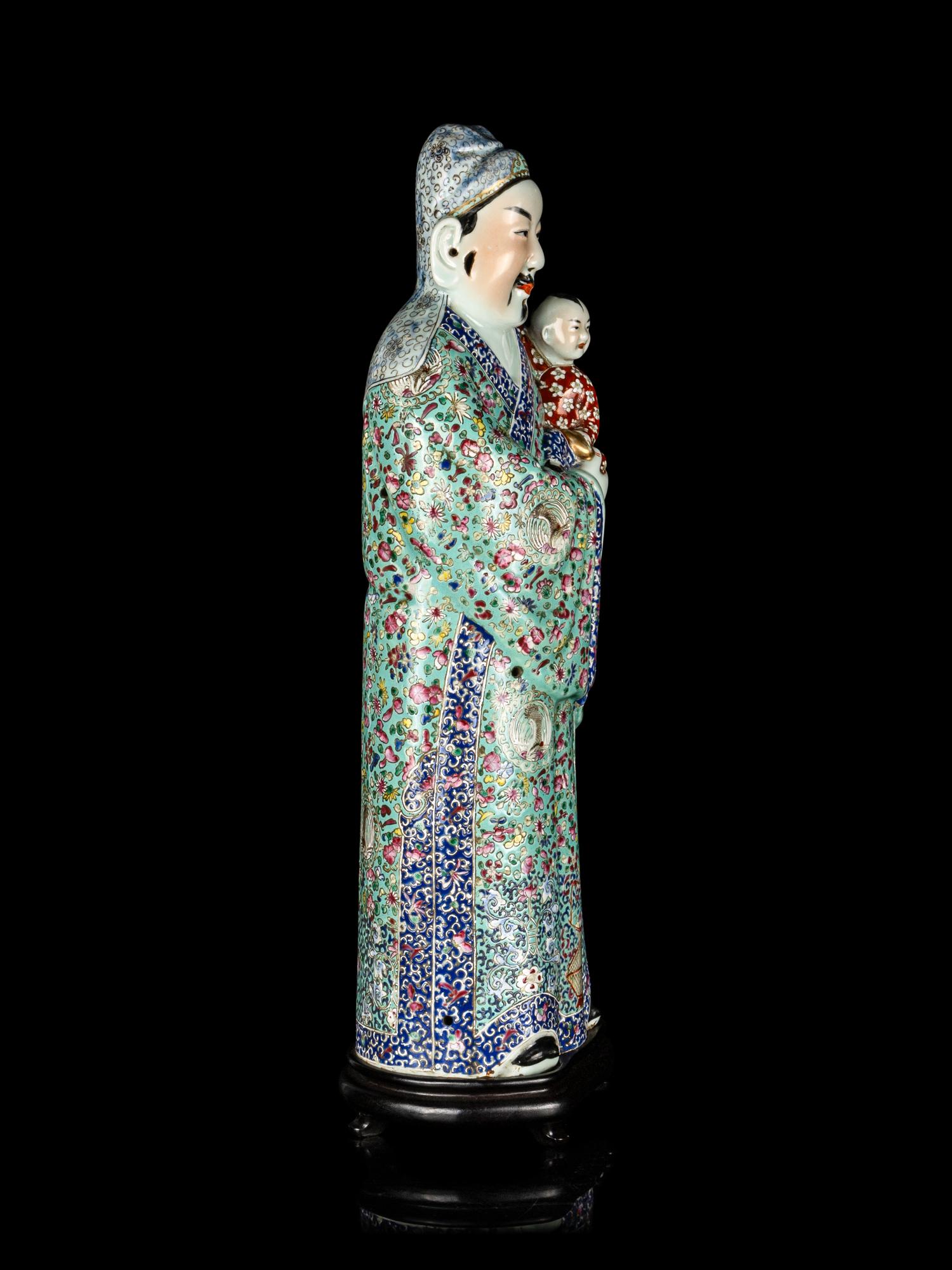 A Large Chinese Famille Rose Porcelain Figural Group