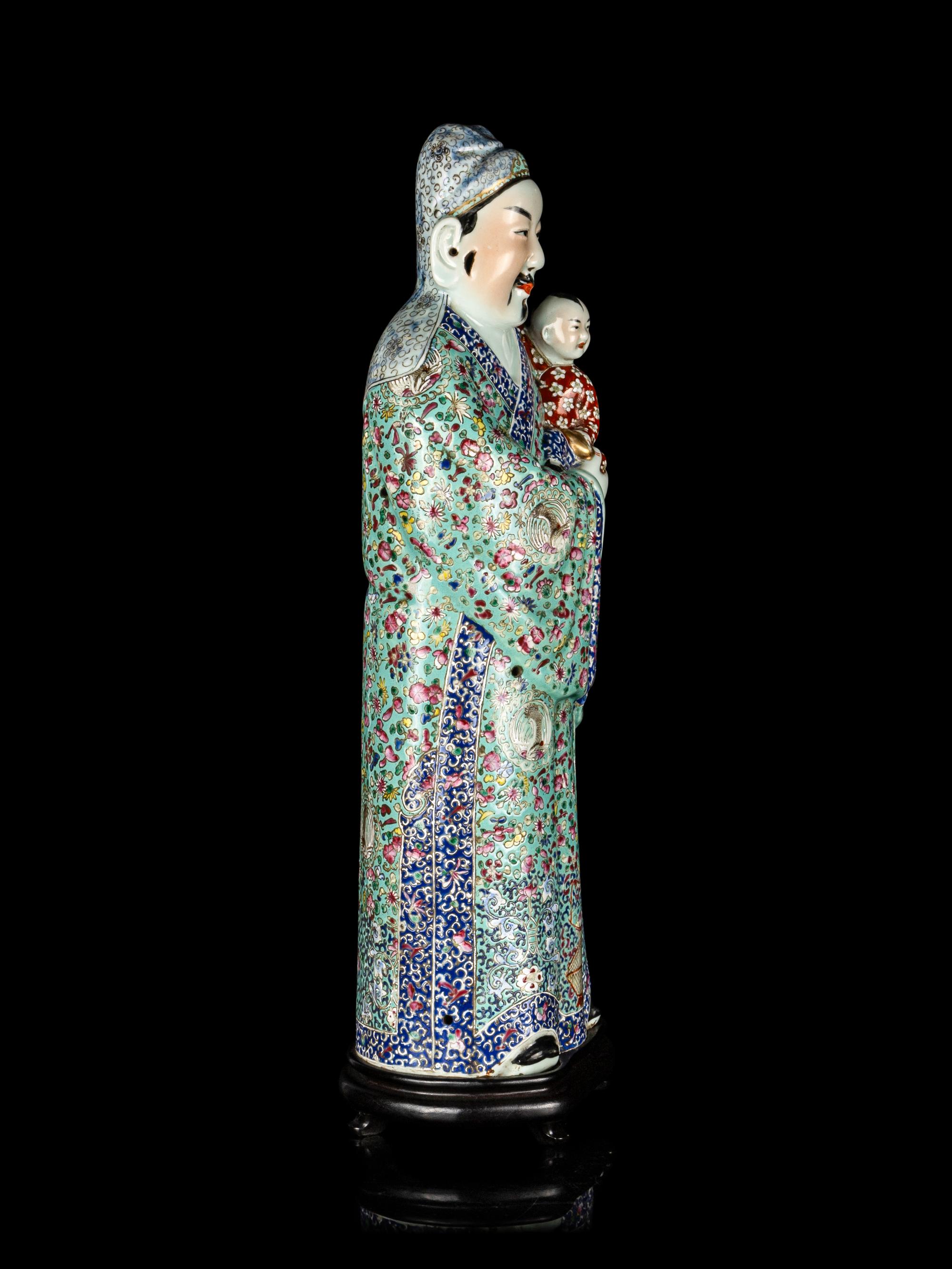 A Large Chinese Famille Rose Porcelain Figural Group