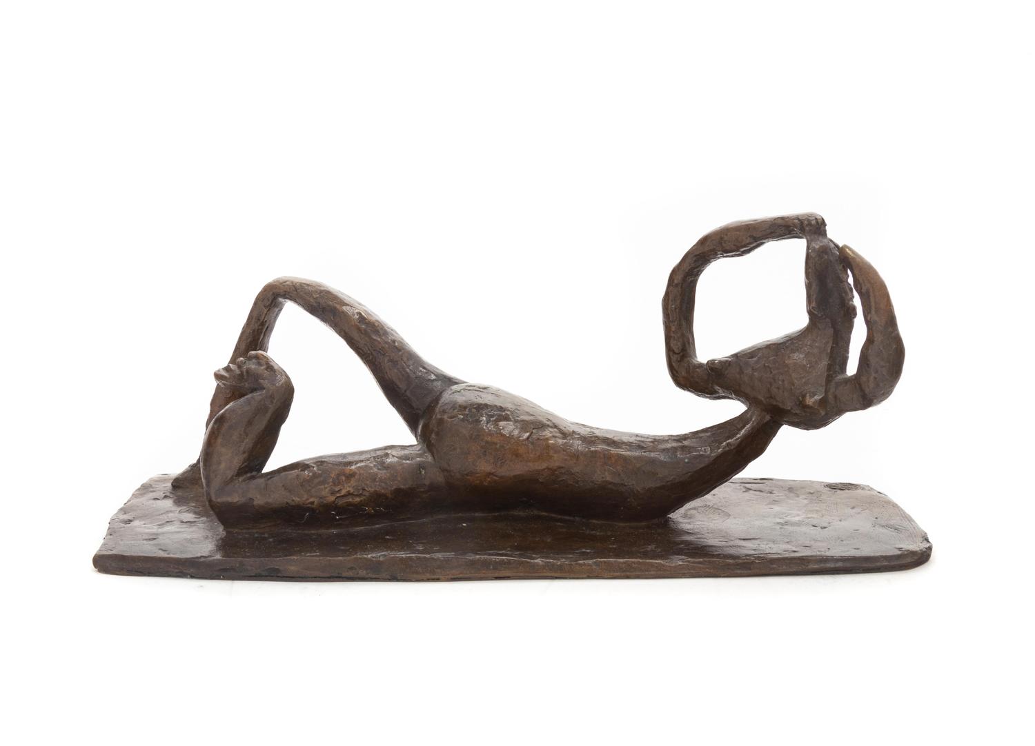 Femme couchée au bras levé