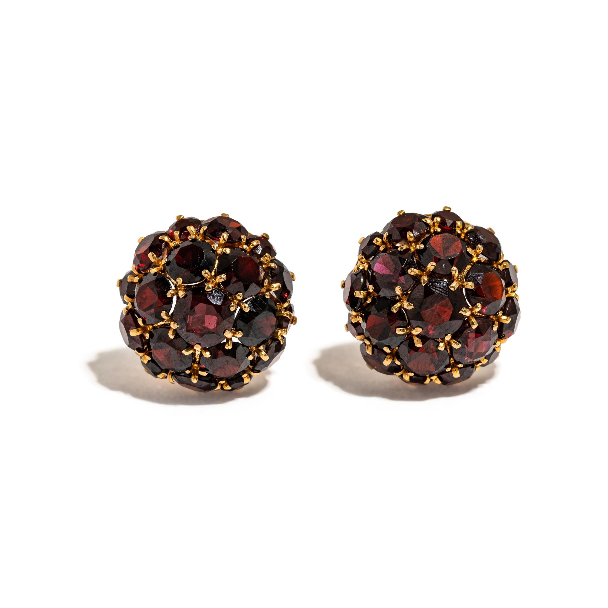 A COLLECTION OF YELLOW GOLD AND GARNET JEWELRY