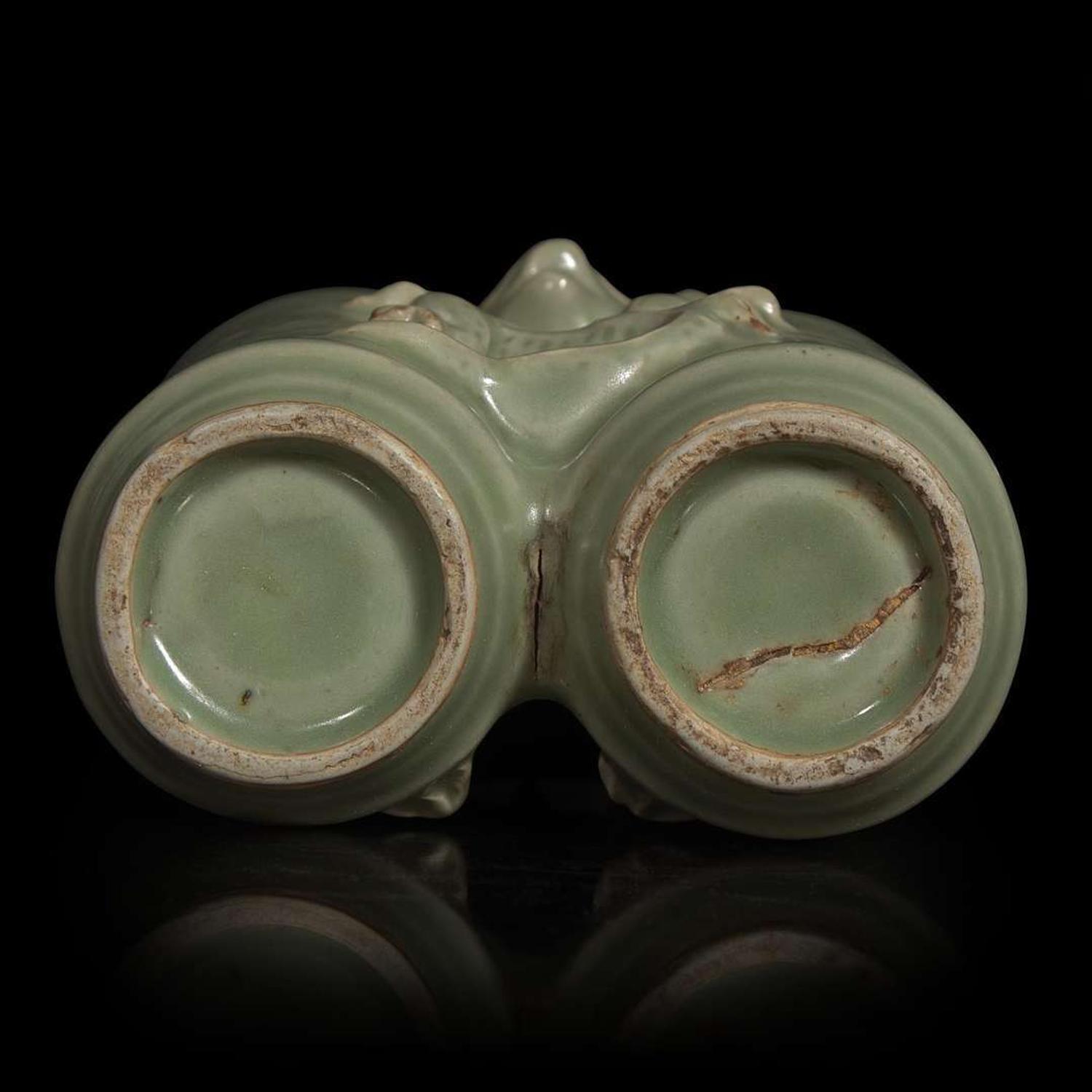 An unusual Chinese Longquan celadon "Champion" vase 龙泉青瓷瓶 Ming dynasty ?